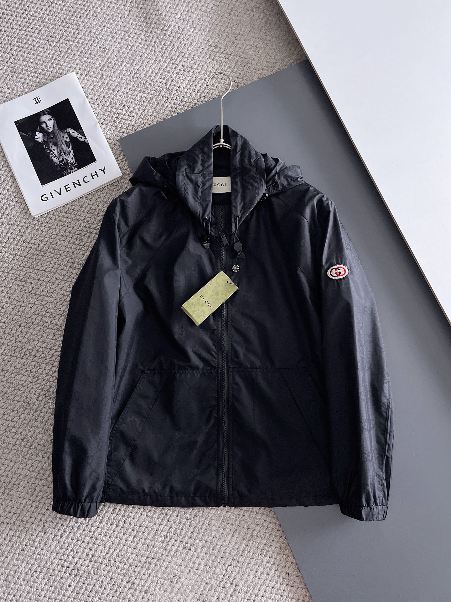 NO:734266,Same style as Gucci official website, complete with three labels, on sale in advance. 2026 spring new men's jacket, complete with three labels, high-end version. Custom-made fabrics at the counter. Highly breathable and comfortable, impeccable details, brand element design concept, reflecting high quality. Delicate and soft feel. Casual tailoring, awesome upper body size. M～3XL,,,jackets & coats,jackets & coats,19860909古奇 官网同款,三标齐全,提前发售 2026春季新款男士夹克外套,原单三标齐全高端版本 专柜定制面料 透气舒适度高,细节无可挑剔,品牌元素设计理念,体现高品质.手感细腻柔软 呈现休闲裁剪,上身版型超赞 码数M～3XL,,,jackets & coats,jackets & coats,,Men's clothing