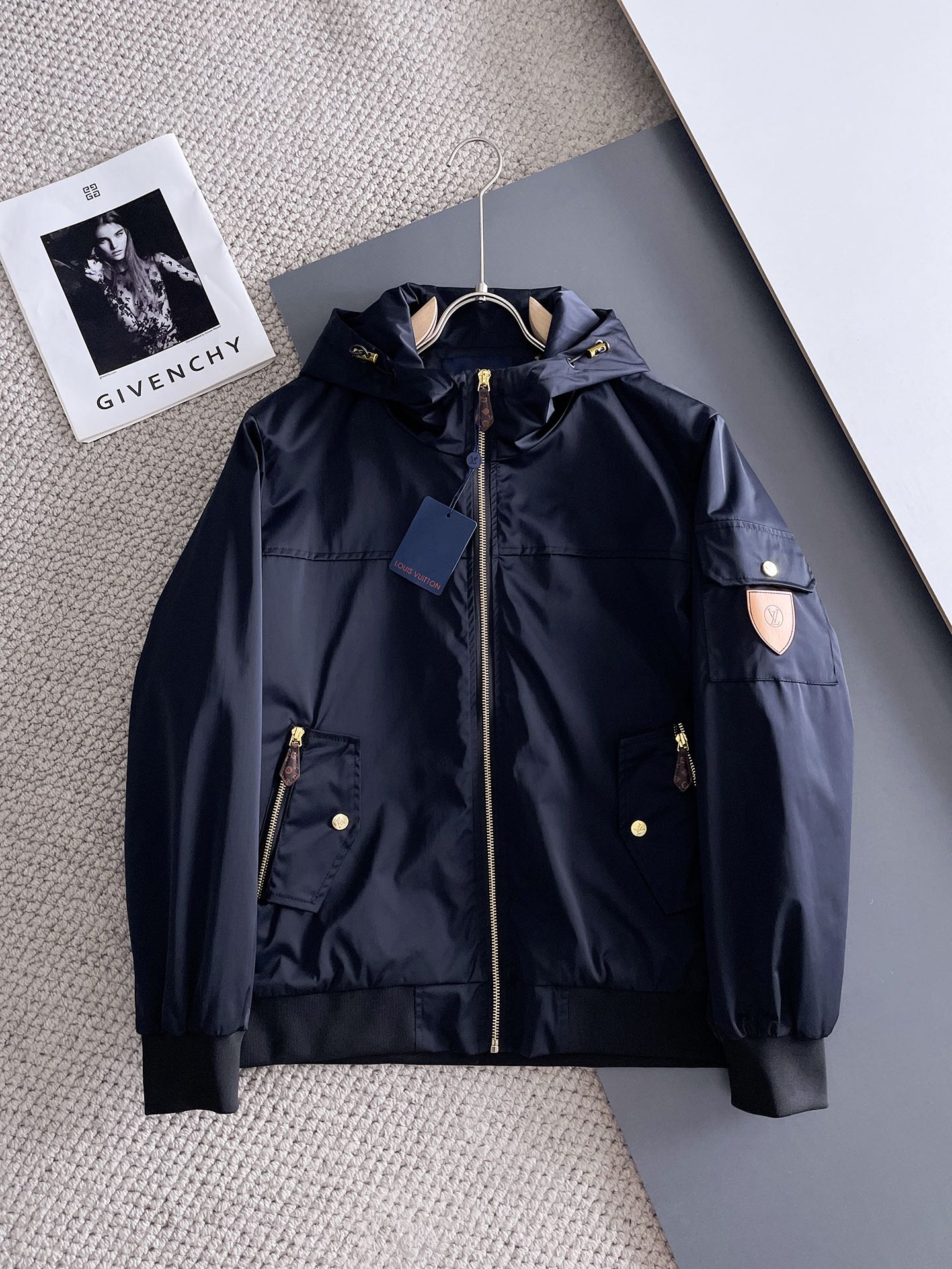 NO:734269,Same style as LV official website, complete with three labels, sold in advance. 2026 spring new men's jacket, complete with three labels, high-end version. Custom-made fabrics at the counter. Highly breathable and comfortable, impeccable details, brand element design concept, reflecting high quality. Delicate and soft feel. Casual tailoring, awesome upper body size. M～3XL,,,,louis vuitton,jackets & coats,jackets & coats,19860909LV 官网同款,三标齐全,提前发售 2026春季新款男士夹克外套,原单三标齐全高端版本 专柜定制面料 透气舒适度高,细节无可挑剔,品牌元素设计理念,体现高品质.手感细腻柔软 呈现休闲裁剪,上身版型超赞 码数M～3XL,,,louis vuitton,jackets & coats,jackets & coats,,Men's clothing