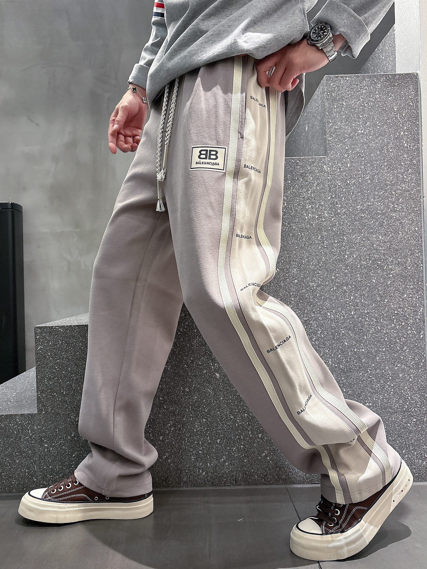 NO:119482,Balenciaga Spring 2025 new casual pants!  The official website is released simultaneously. The brand's classic LOGO casual pants, customized fabric, excellent comfort, strong hand touch. Extremely recognizable, perfect quality craftsmanship. Size M-3XL, balenciaga, alexander wang19860909巴黎世家 2025春季新款休闲裤！官网同步发售.品牌经典LOGO休闲裤 ,定制面料,舒适度极好,手触感强烈.辨识度极高,完美品相工艺. 尺码M-3XL,,balenciaga,alexander wang,Men's clothing