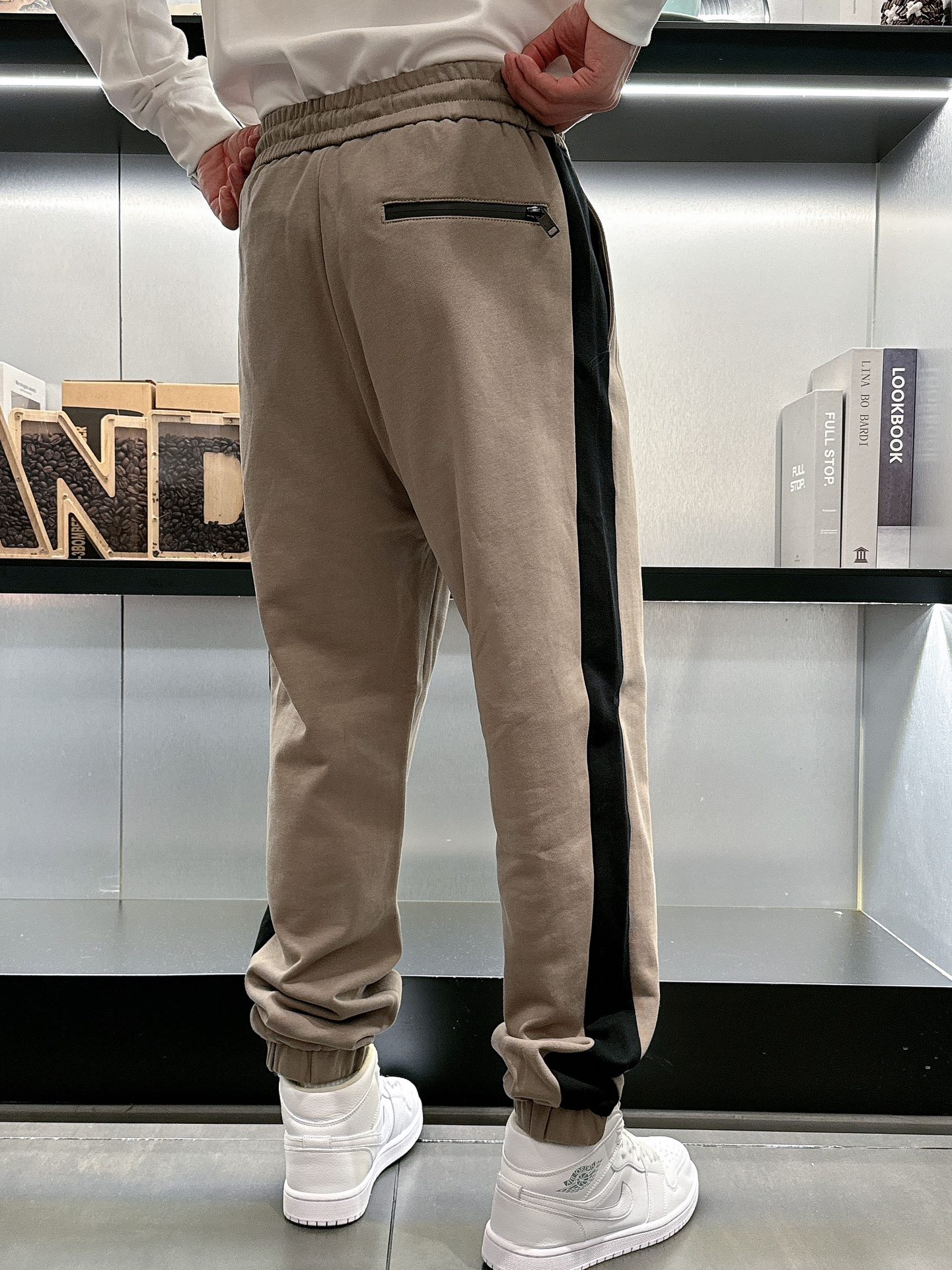 Introducing 2025 Classic Logo Leisure Pants: Custom Fabrics, Great Comfort, High Visibility. Sizes M-3XL. - 图片 4