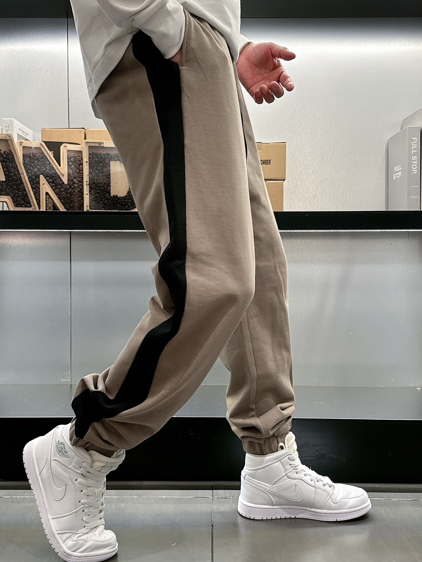 Introducing 2025 Classic Logo Leisure Pants: Custom Fabrics, Great Comfort, High Visibility. Sizes M-3XL. - 图片 3