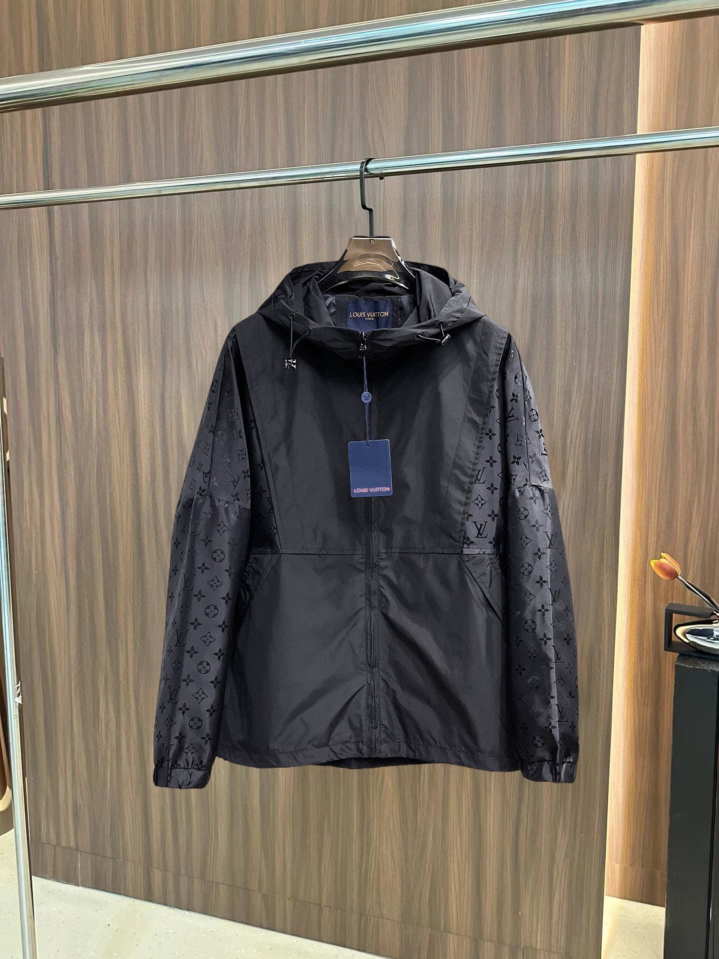 NO:126074,The same style on the official website of LV, complete three standards, and is released in advance. The new men's jacket for autumn and winter, double-sided wear, full three standards, high-end version for double-sided wear. Customized fabrics for counters, breathable and comfortable, impeccable details, brand elements design concept, reflecting high quality. The feel is delicate and soft, presenting casual cut, and the upper body style is superb. Number of sizes M~3XL,,,louis vuitton, jackets & coats, jackets & coats, alexander wang19860909LV官网同款,三标齐全,提前发售 ss秋冬新款男士夹克外套,双面穿原单三标齐全高端版本 专柜定制面料 透气舒适度高,细节无可挑剔,品牌元素设计理念,体现高品质.手感细腻柔软 呈现休闲裁剪,上身版型超赞 码数M～3XL,,,louis vuitton,jackets & coats,jackets & coats,alexander wang,Men's clothing