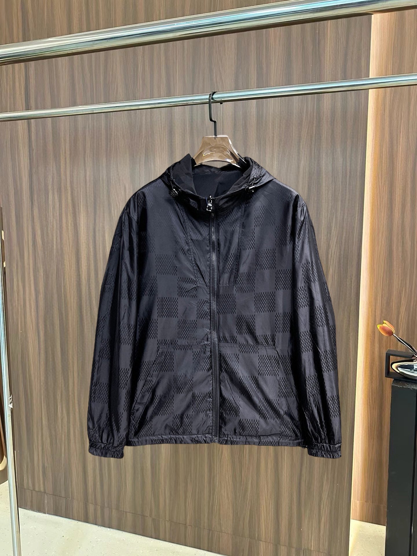 NO:126078,The same style on the official website, complete three standards, and is available in advance. The new men's jacket for autumn and winter, double-sided wear, full three standards, high-end version for double-sided wear. Customized fabrics for counters, breathable and comfortable, impeccable details, brand elements design concept, reflecting high quality. The feel is delicate and soft, presenting casual cut, and the upper body style is superb. Number of sizes M~3XL,,,louis vuitton, jackets & coats, jackets & coats, alexander wang19860909LV 官网同款,三标齐全,提前发售 ss秋冬新款男士夹克外套,双面穿原单三标齐全高端版本 专柜定制面料 透气舒适度高,细节无可挑剔,品牌元素设计理念,体现高品质.手感细腻柔软 呈现休闲裁剪,上身版型超赞 码数M～3XL,,,louis vuitton,jackets & coats,jackets & coats,alexander wang,Men's clothing