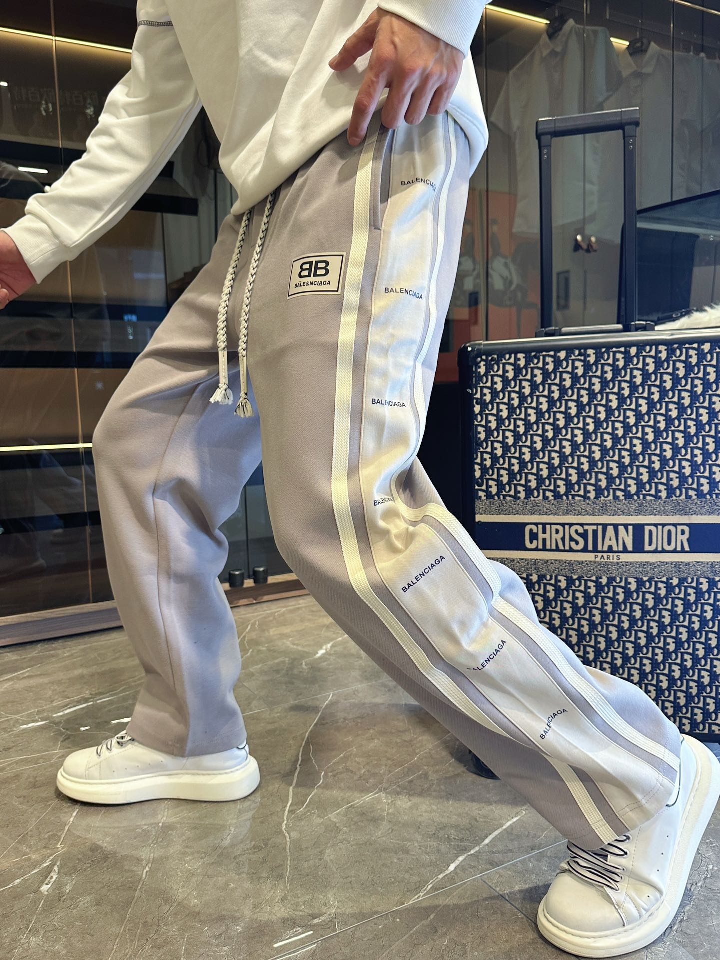 NO:515985,Balenciaga Spring 2025 new casual pants!  The official website is released simultaneously. The brand's classic LOGO casual pants, customized fabric, excellent comfort, strong hand touch. Extremely recognizable, perfect quality craftsmanship. Size M-3XL, balenciaga, alexander wang19860909巴黎世家 2025春季新款休闲裤！官网同步发售.品牌经典LOGO休闲裤 ,定制面料,舒适度极好,手触感强烈.辨识度极高,完美品相工艺. 尺码M-3XL,,balenciaga,alexander wang,Men's clothing