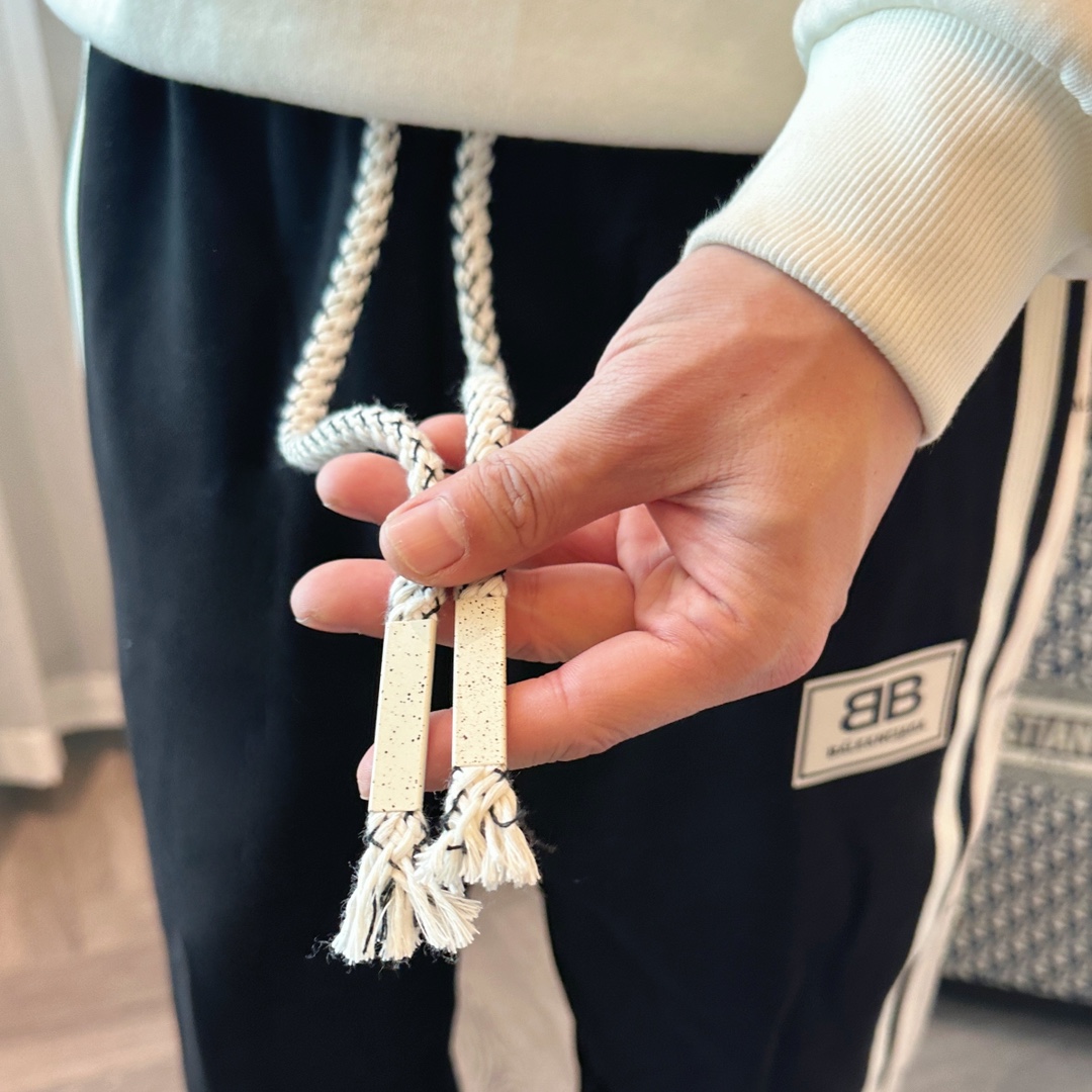 🌹P210  巴黎世家  🆕2025秋冬新款休闲裤！官网同步发售。品牌经典LOGO休闲裤 ，定制面料，舒适度极好，手触感强烈。辨识度极高，完美品相工艺。 尺码：M-3XL