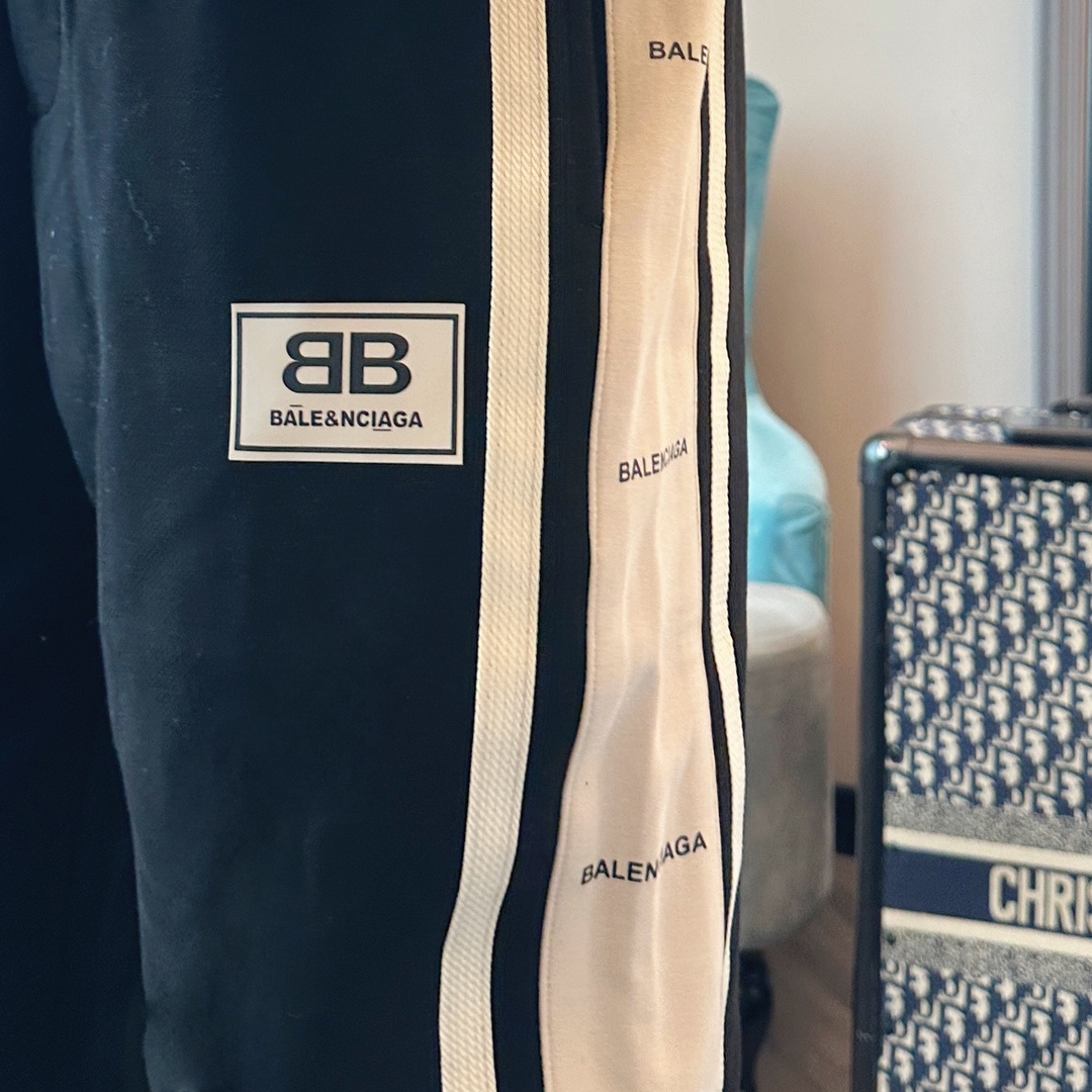 🌹P210  巴黎世家  🆕2025秋冬新款休闲裤！官网同步发售。品牌经典LOGO休闲裤 ，定制面料，舒适度极好，手触感强烈。辨识度极高，完美品相工艺。 尺码：M-3XL