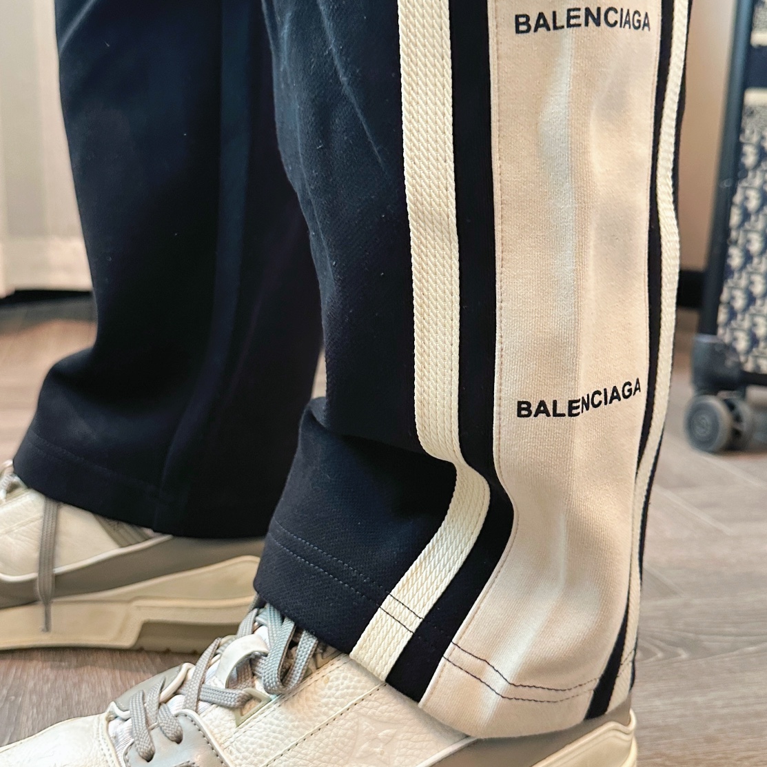 🌹P210  巴黎世家  🆕2025秋冬新款休闲裤！官网同步发售。品牌经典LOGO休闲裤 ，定制面料，舒适度极好，手触感强烈。辨识度极高，完美品相工艺。 尺码：M-3XL