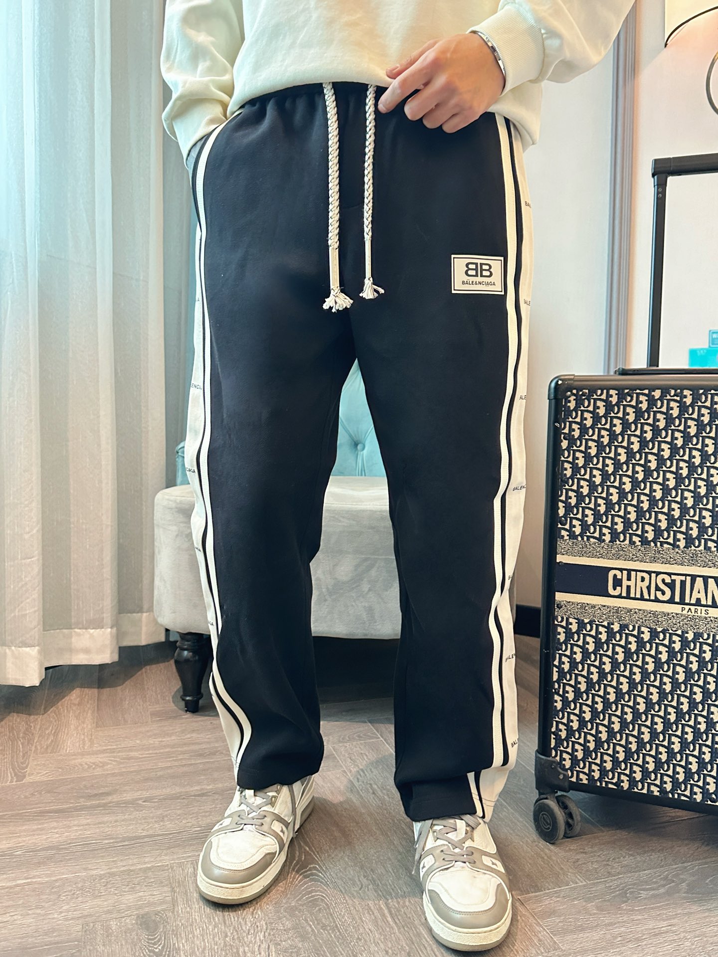 🌹P210  巴黎世家  🆕2025秋冬新款休闲裤！官网同步发售。品牌经典LOGO休闲裤 ，定制面料，舒适度极好，手触感强烈。辨识度极高，完美品相工艺。 尺码：M-3XL