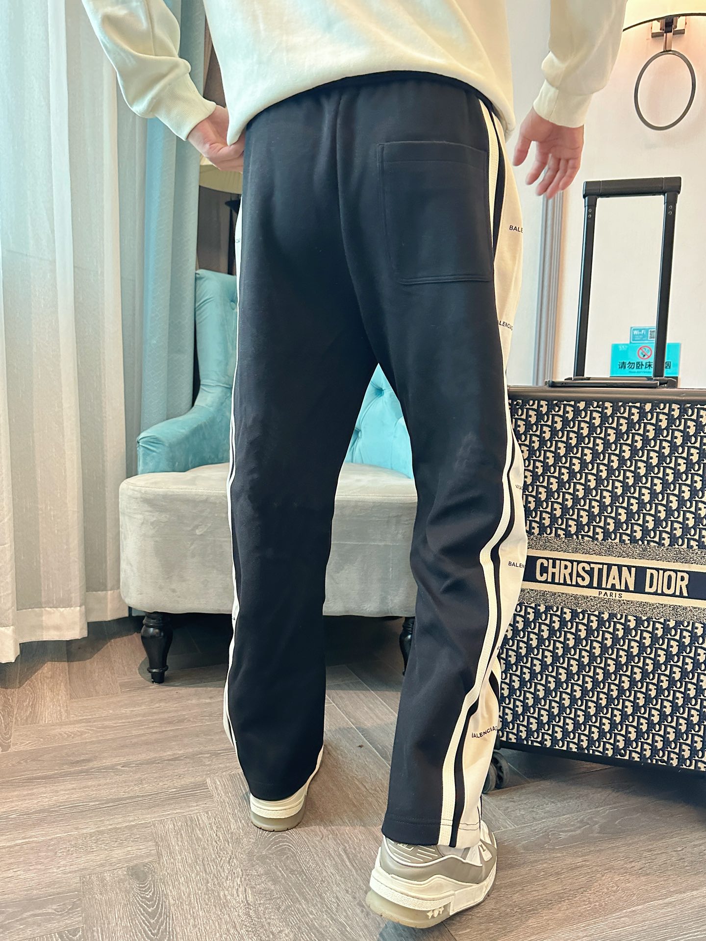 🌹P210  巴黎世家  🆕2025秋冬新款休闲裤！官网同步发售。品牌经典LOGO休闲裤 ，定制面料，舒适度极好，手触感强烈。辨识度极高，完美品相工艺。 尺码：M-3XL