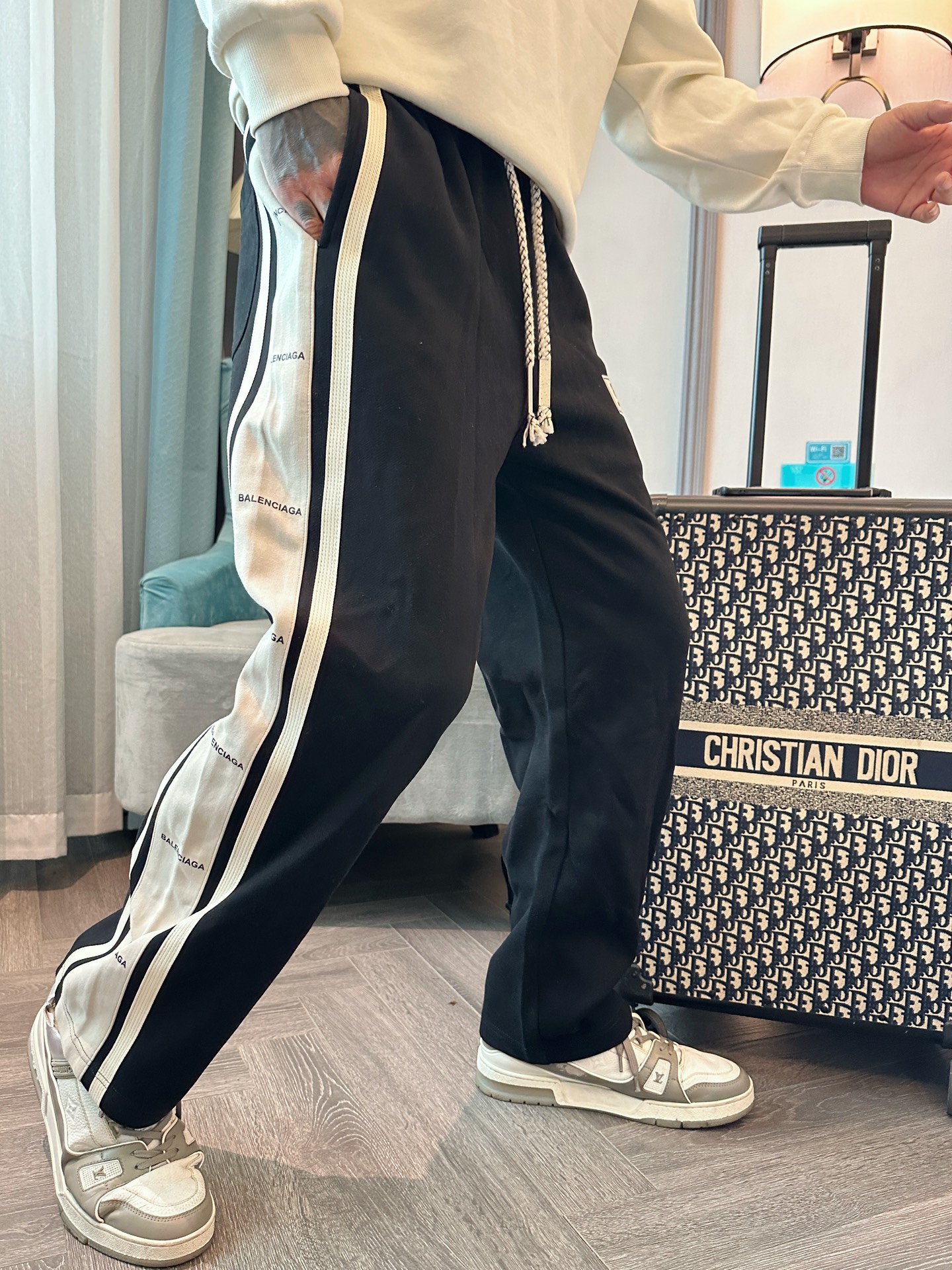 🌹P210  巴黎世家  🆕2025秋冬新款休闲裤！官网同步发售。品牌经典LOGO休闲裤 ，定制面料，舒适度极好，手触感强烈。辨识度极高，完美品相工艺。 尺码：M-3XL