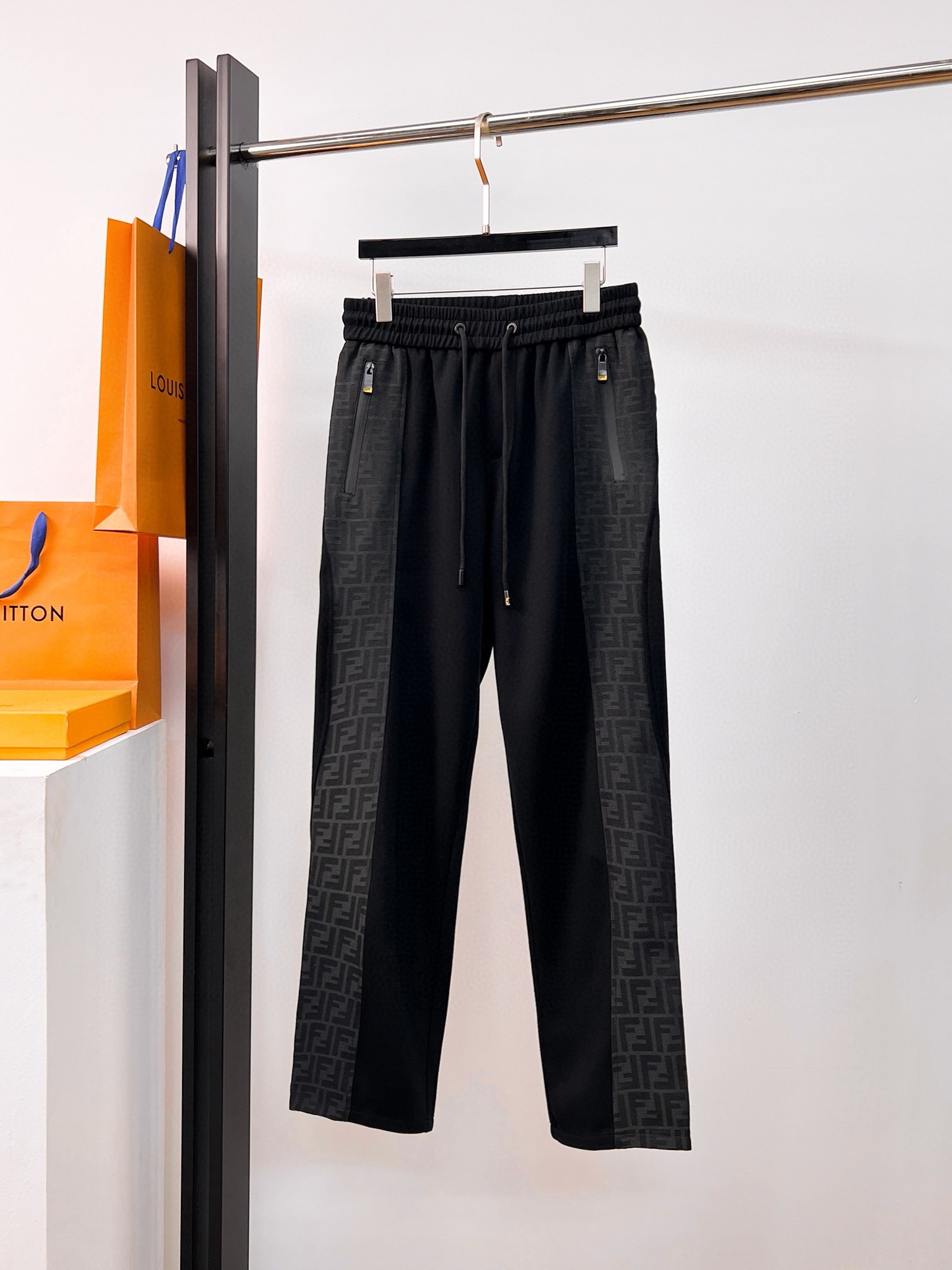 NO:502246,Fendi Spring 2025 new casual pants!  The official website is released simultaneously. The brand's classic LOGO casual pants, customized fabric, excellent comfort, strong hand touch. Extremely recognizable, perfect quality craftsmanship. Size M-3XL, fendi, alexander wang19860909芬迪 2025春季新款休闲裤！官网同步发售.品牌经典LOGO休闲裤 ,定制面料,舒适度极好,手触感强烈.辨识度极高,完美品相工艺. 尺码M-3XL,,fendi,alexander wang,Men's clothing