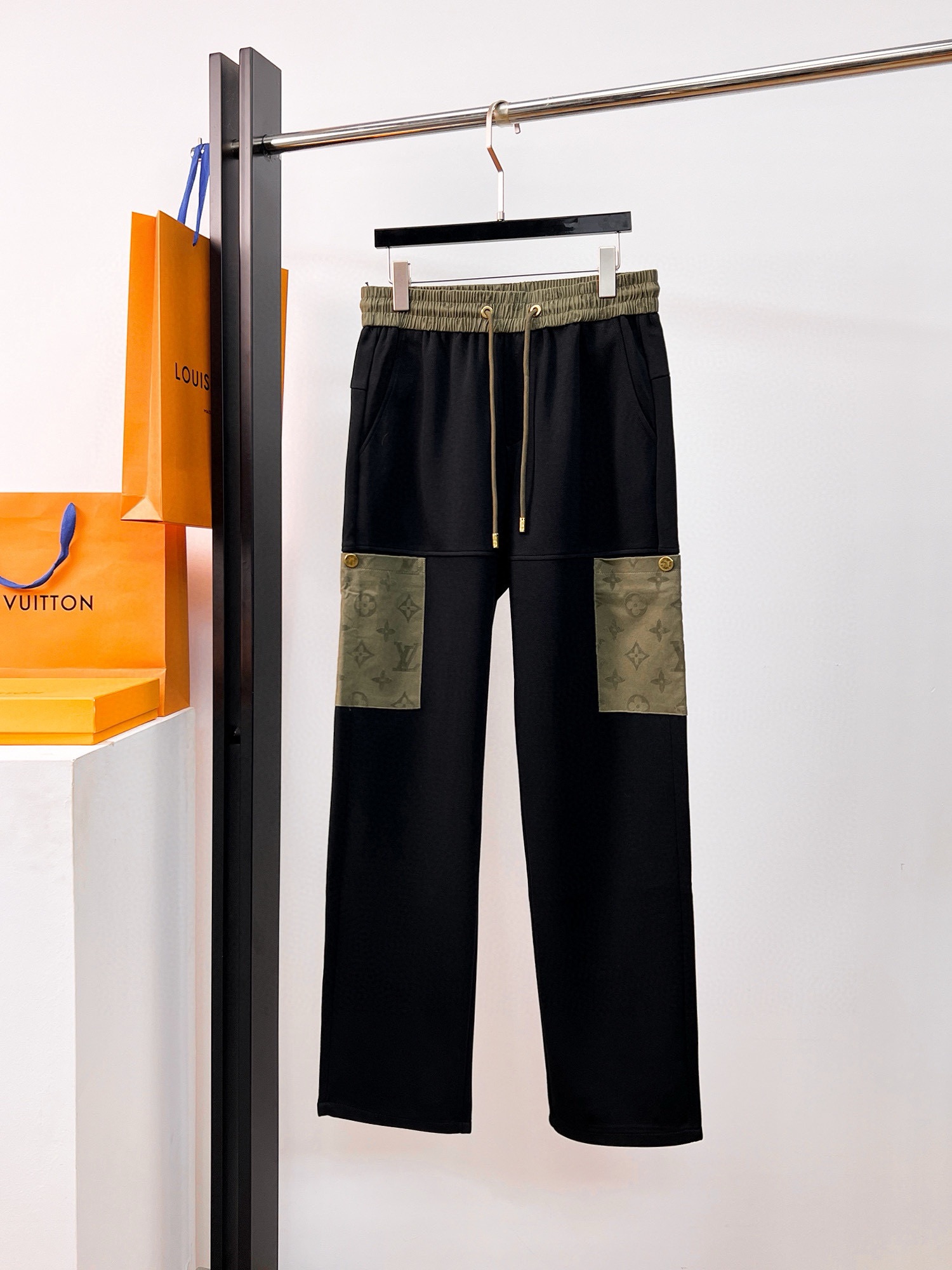 NO:502252,LV 2025 spring new casual pants!  The official website is released simultaneously. The brand's classic LOGO casual pants, customized fabric, excellent comfort, strong hand touch. Extremely recognizable, perfect quality craftsmanship. Size M-3XL,,louis vuitton,alexander wang19860909LV 2025春季新款休闲裤！官网同步发售.品牌经典LOGO休闲裤 ,定制面料,舒适度极好,手触感强烈.辨识度极高,完美品相工艺. 尺码M-3XL,,louis vuitton,alexander wang,Men's clothing