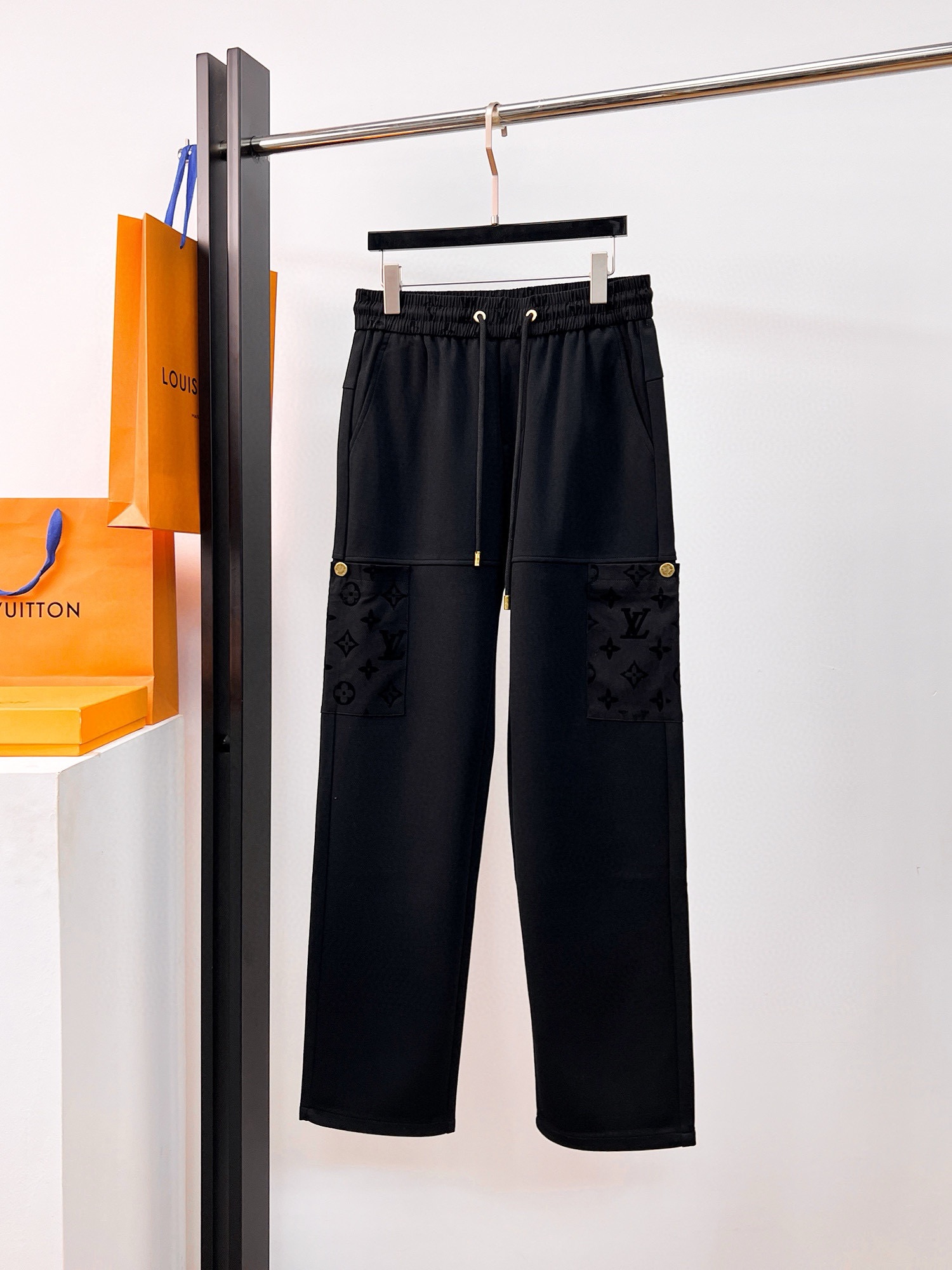 NO:502258,LV 2025 spring new casual pants!  The official website is released simultaneously. The brand's classic LOGO casual pants, customized fabric, excellent comfort, strong hand touch. Extremely recognizable, perfect quality craftsmanship. Size M-3XL,,louis vuitton,alexander wang19860909LV 2025春季新款休闲裤！官网同步发售.品牌经典LOGO休闲裤 ,定制面料,舒适度极好,手触感强烈.辨识度极高,完美品相工艺. 尺码M-3XL,,louis vuitton,alexander wang,Men's clothing