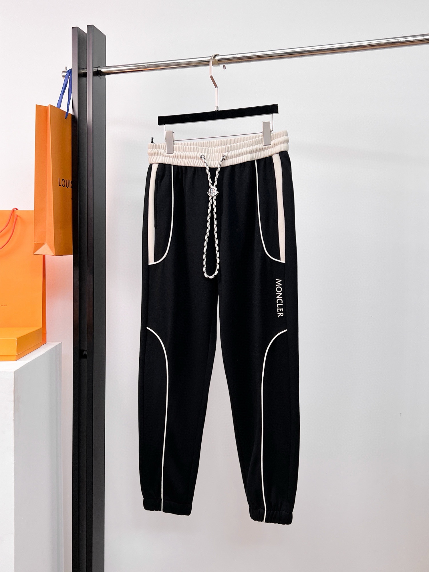 NO:502264,Blindled 2025 spring new casual pants!  The official website is released simultaneously. The brand's classic LOGO casual pants, customized fabric, excellent comfort, strong hand touch. Very high recognition, perfect quality craftsmanship. Size M-3XL, Moncler, alexander wang19860909蒙口 2025春季新款休闲裤！官网同步发售.品牌经典LOGO休闲裤 ,定制面料,舒适度极好,手触感强烈.辨识度极高,完美品相工艺. 尺码M-3XL,,Moncler,alexander wang,Men's clothing