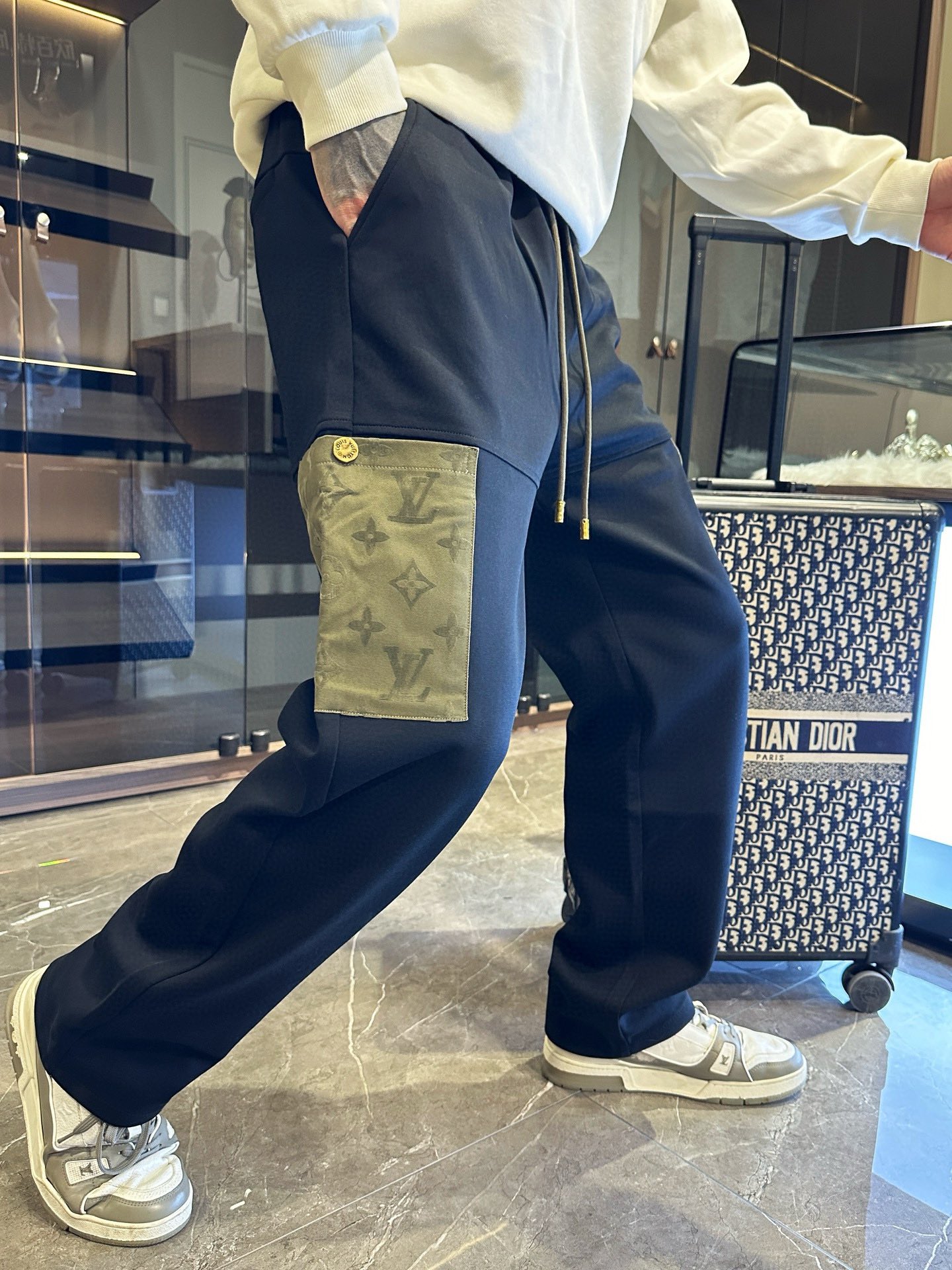 NO:515989,LV 2025 spring new casual pants!  The official website is released simultaneously. The brand's classic LOGO casual pants, customized fabric, excellent comfort, strong hand touch. Extremely recognizable, perfect quality craftsmanship. Size M-3XL,,louis vuitton,alexander wang19860909LV 2025春季新款休闲裤！官网同步发售.品牌经典LOGO休闲裤 ,定制面料,舒适度极好,手触感强烈.辨识度极高,完美品相工艺. 尺码M-3XL,,louis vuitton,alexander wang,Men's clothing