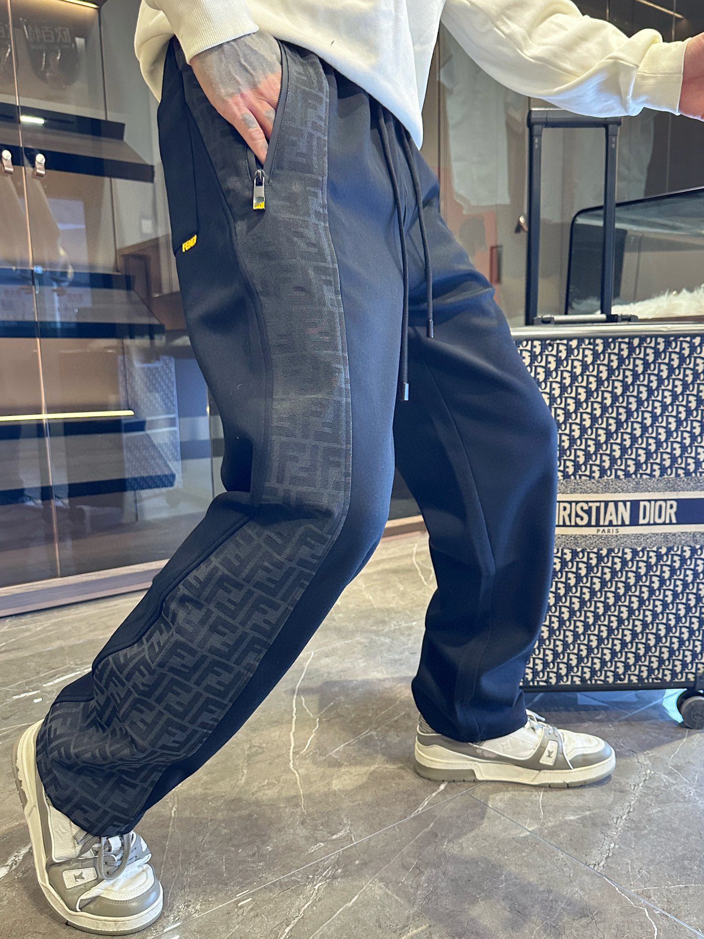 NO:515993,Fendi Spring 2025 new casual pants!  The official website is released simultaneously. The brand's classic LOGO casual pants, customized fabric, excellent comfort, strong hand touch. Extremely recognizable, perfect quality craftsmanship. Size M-3XL, fendi, alexander wang19860909芬迪 2025春季新款休闲裤！官网同步发售.品牌经典LOGO休闲裤 ,定制面料,舒适度极好,手触感强烈.辨识度极高,完美品相工艺. 尺码M-3XL,,fendi,alexander wang,Men's clothing