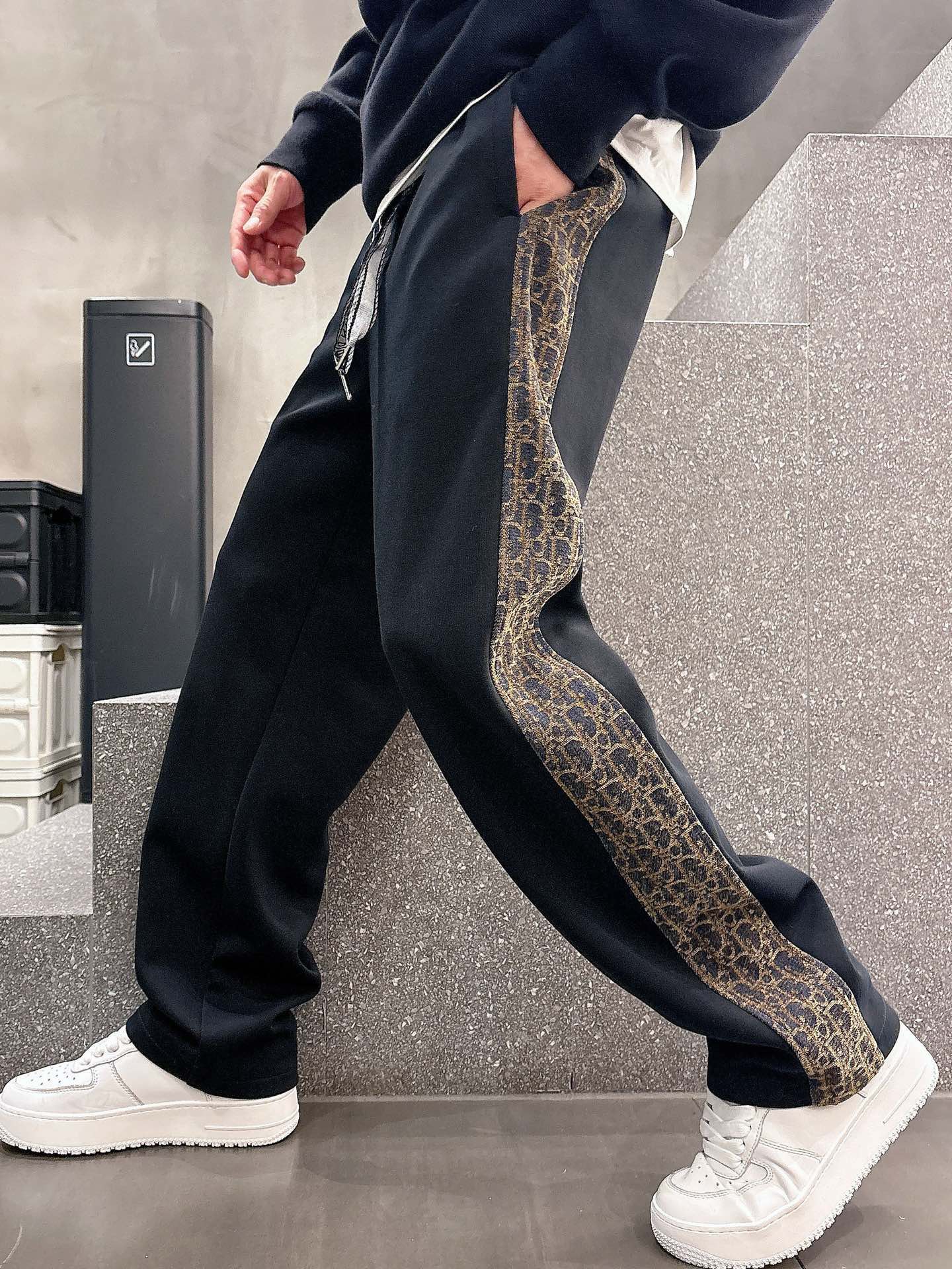 NO:119481,Dior 2025 spring new casual pants!  The official website is released simultaneously. The brand's classic LOGO casual pants, customized fabric, excellent comfort and strong hand touch. Very high recognition and perfect quality craftsmanship. Size M-3XL, dior, alexander wang19860909迪奥 2025春季新款休闲裤！官网同步发售.品牌经典LOGO休闲裤 ,定制面料,舒适度极好,手触感强烈.辨识度极高,完美品相工艺. 尺码M-3XL,,dior,alexander wang,Men's clothing