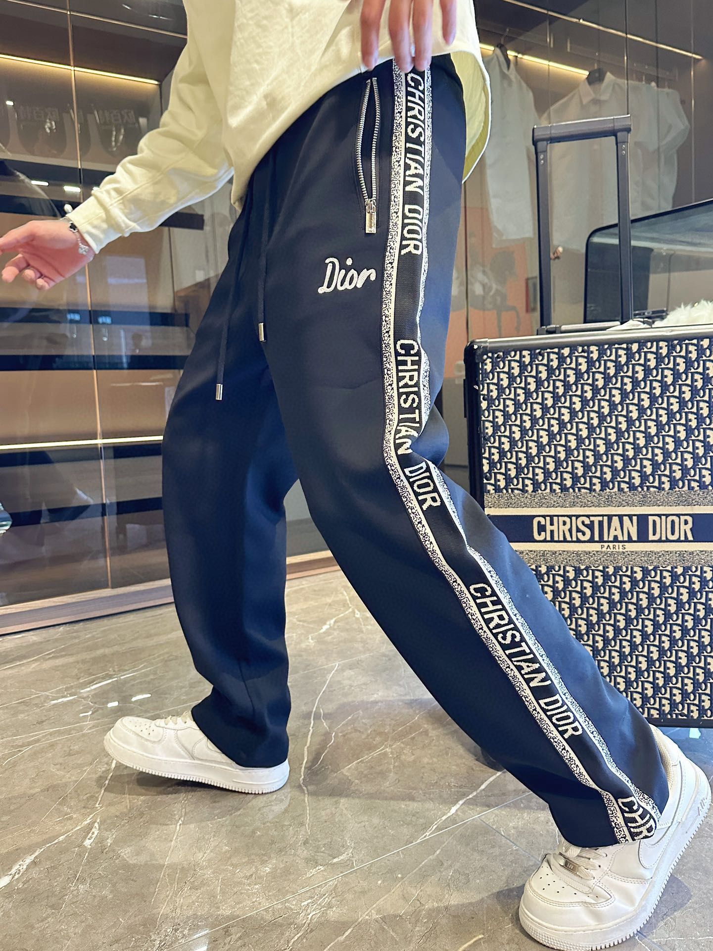 NO:516000,Dior 2025 spring new casual pants!  The official website is released simultaneously. The brand's classic LOGO casual pants, customized fabric, excellent comfort and strong hand touch. Very high recognition and perfect quality craftsmanship. Size M-3XL, dior, alexander wang19860909迪奥 2025春季新款休闲裤！官网同步发售.品牌经典LOGO休闲裤 ,定制面料,舒适度极好,手触感强烈.辨识度极高,完美品相工艺. 尺码M-3XL,,dior,alexander wang,Men's clothing