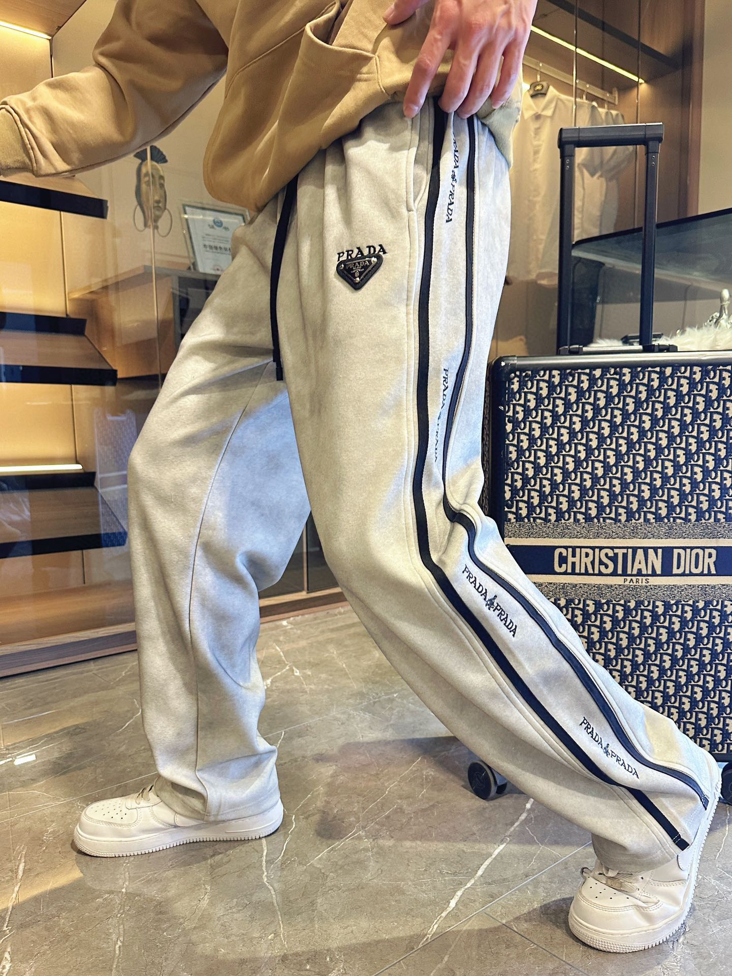 NO:516005,Prada 2025 spring new casual pants!  The official website is released simultaneously. The brand's classic LOGO casual pants, customized fabric, excellent comfort, strong hand touch. Extremely recognizable, perfect quality craftsmanship. Size M-3XL, prada, alexander wang19860909普拉达 2025春季新款休闲裤！官网同步发售.品牌经典LOGO休闲裤 ,定制面料,舒适度极好,手触感强烈.辨识度极高,完美品相工艺. 尺码M-3XL,,prada,alexander wang,Men's clothing