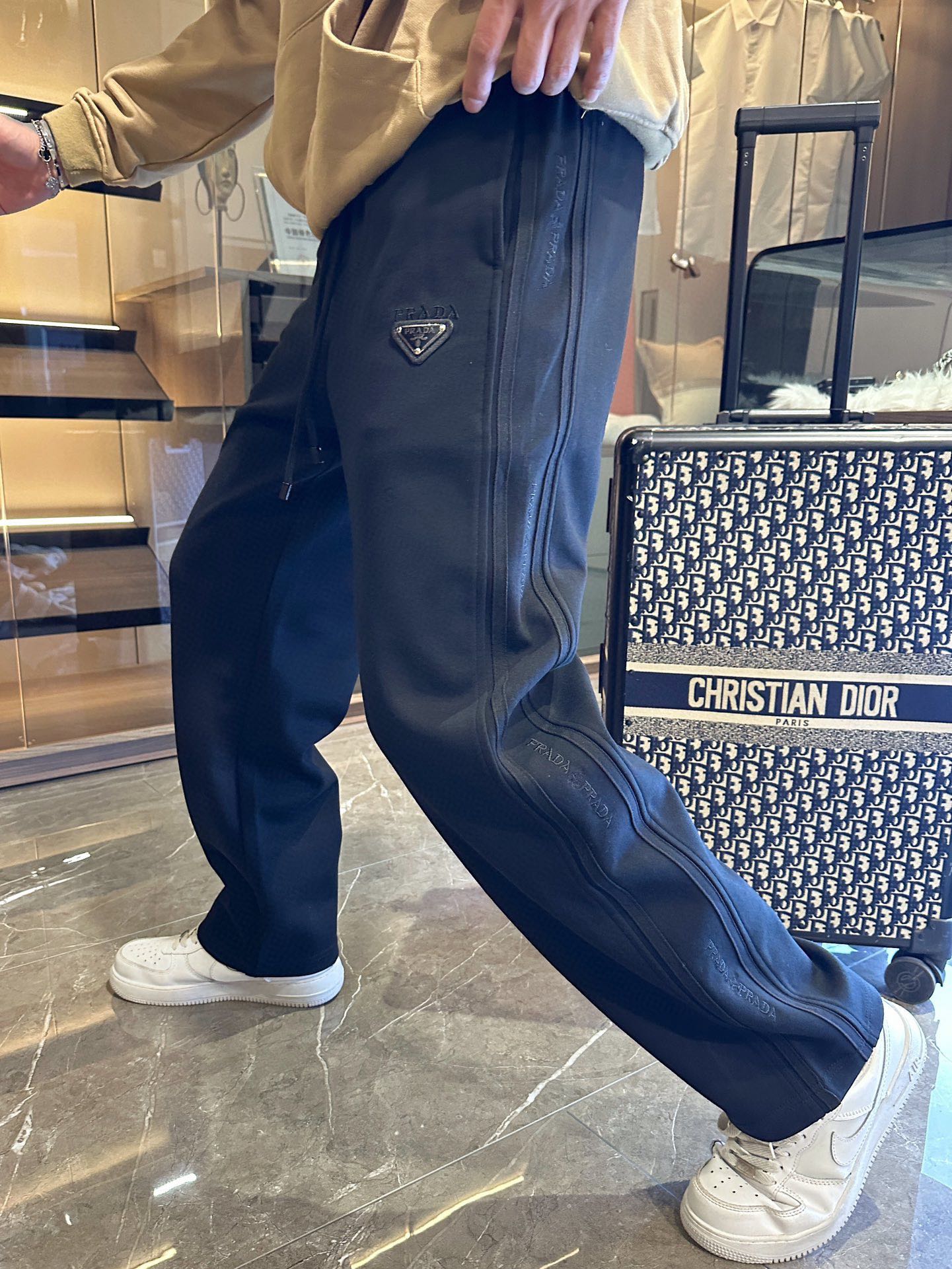 NO:516008,Prada 2025 spring new casual pants!  The official website is released simultaneously. The brand's classic LOGO casual pants, customized fabric, excellent comfort, strong hand touch. Extremely recognizable, perfect quality craftsmanship. Size M-3XL, prada, alexander wang19860909普拉达 2025春季新款休闲裤！官网同步发售.品牌经典LOGO休闲裤 ,定制面料,舒适度极好,手触感强烈.辨识度极高,完美品相工艺. 尺码M-3XL,,prada,alexander wang,Men's clothing