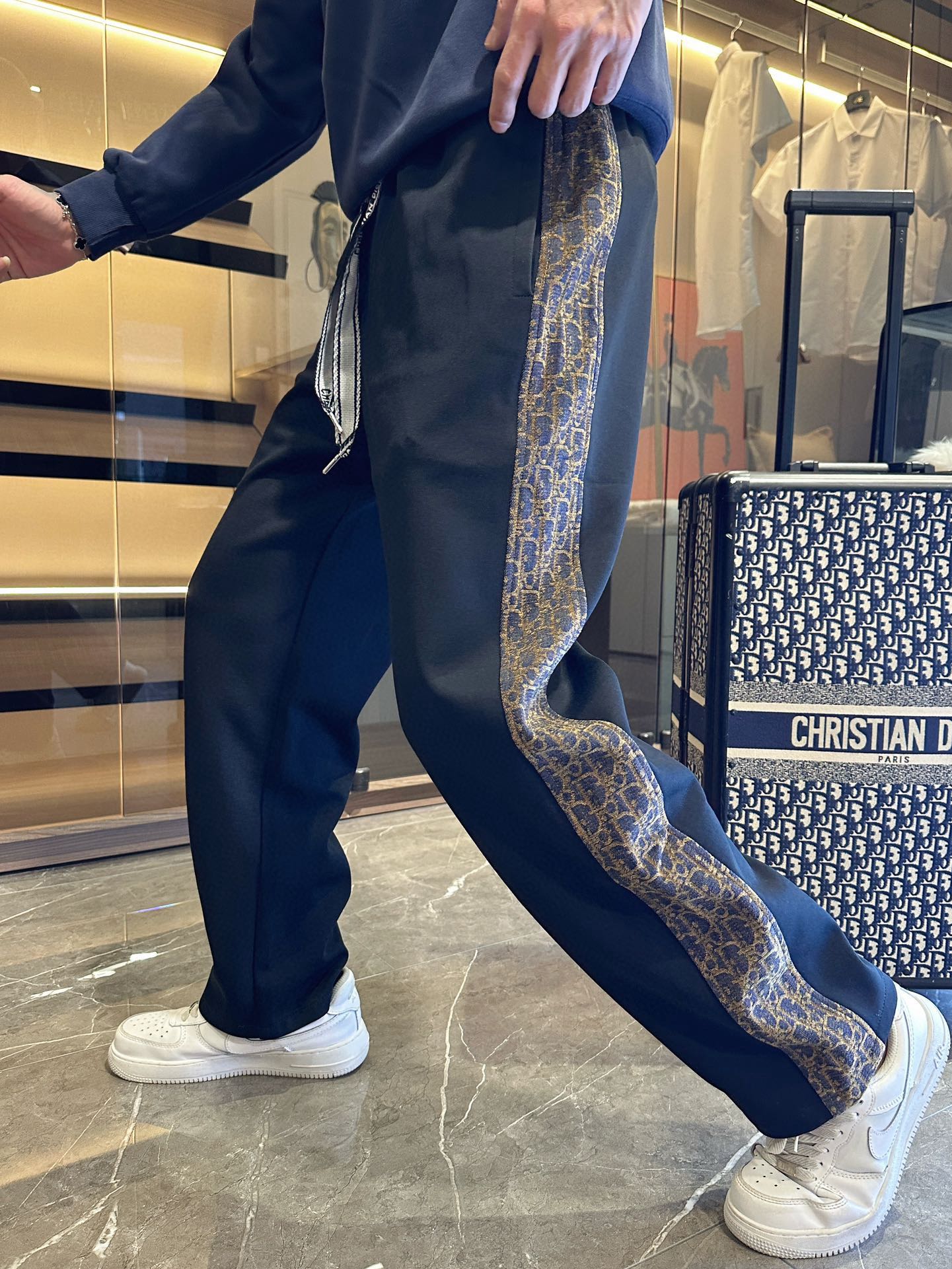 NO:516014,Dior 2025 spring new casual pants!  The official website is released simultaneously. The brand's classic LOGO casual pants, customized fabric, excellent comfort and strong hand touch. Very high recognition and perfect quality craftsmanship. Size M-3XL, dior, alexander wang19860909迪奥2025春季新款休闲裤！官网同步发售.品牌经典LOGO休闲裤 ,定制面料,舒适度极好,手触感强烈.辨识度极高,完美品相工艺. 尺码M-3XL,,dior,alexander wang,Men's clothing