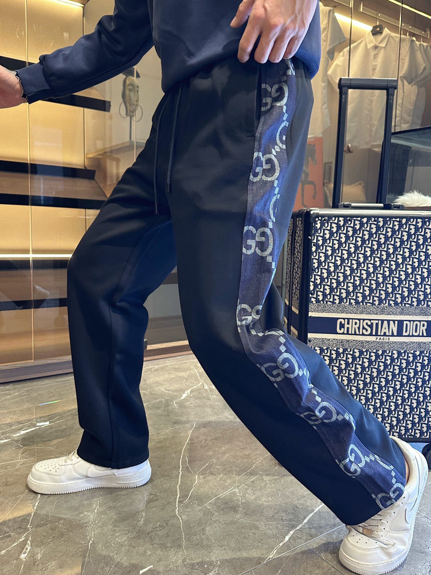 NO:516020,Gucci's new spring 2025 casual pants!  The official website is released simultaneously. The brand's classic LOGO casual pants, customized fabric, excellent comfort, strong hand touch. Extremely recognizable, perfect quality craftsmanship. Size M-3XL, alexander wang19860909古奇2025春季新款休闲裤！官网同步发售.品牌经典LOGO休闲裤 ,定制面料,舒适度极好,手触感强烈.辨识度极高,完美品相工艺. 尺码M-3XL,,alexander wang,Men's clothing
