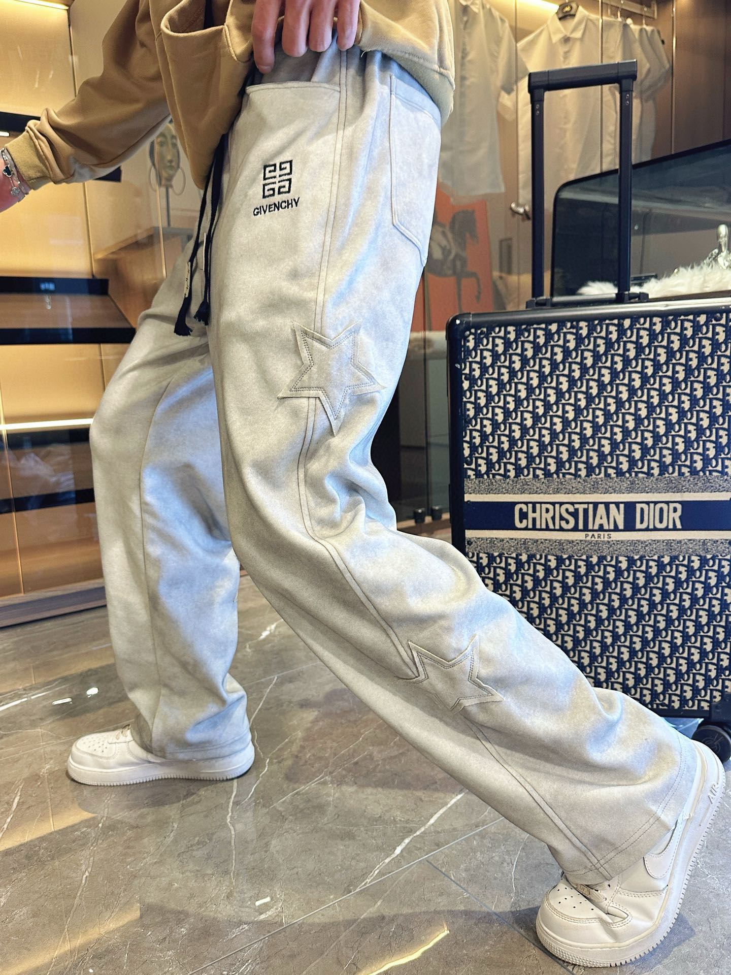 NO:516026,Givenchy Spring 2025 new casual pants!  The official website is released simultaneously. The brand's classic LOGO casual pants, customized fabric, excellent comfort and strong hand touch. Very high recognition and perfect quality craftsmanship. Size M-3XL, given, alexander wang19860909纪梵希 2025春季新款休闲裤！官网同步发售.品牌经典LOGO休闲裤 ,定制面料,舒适度极好,手触感强烈.辨识度极高,完美品相工艺. 尺码M-3XL,,givenchy,alexander wang,Men's clothing