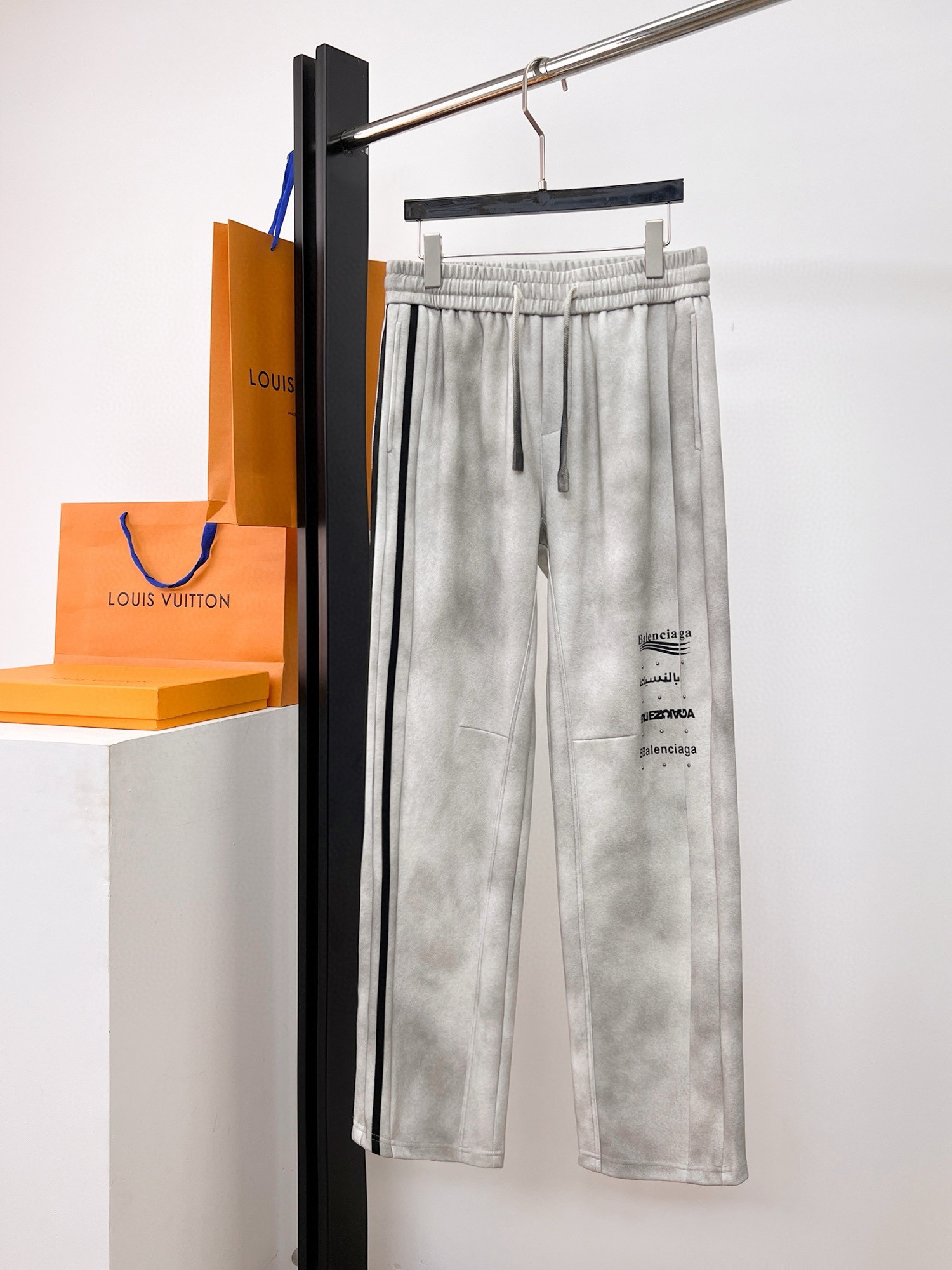 NO:502266,Balenciaga Spring 2025 new casual pants!  The official website is released simultaneously. The brand's classic LOGO casual pants, customized fabric, excellent comfort, strong hand touch. Extremely recognizable, perfect quality craftsmanship. Size M-3XL, balenciaga, alexander wang19860909巴黎世家 2025春季新款休闲裤！官网同步发售.品牌经典LOGO休闲裤 ,定制面料,舒适度极好,手触感强烈.辨识度极高,完美品相工艺. 尺码M-3XL,,balenciaga,alexander wang,Men's clothing