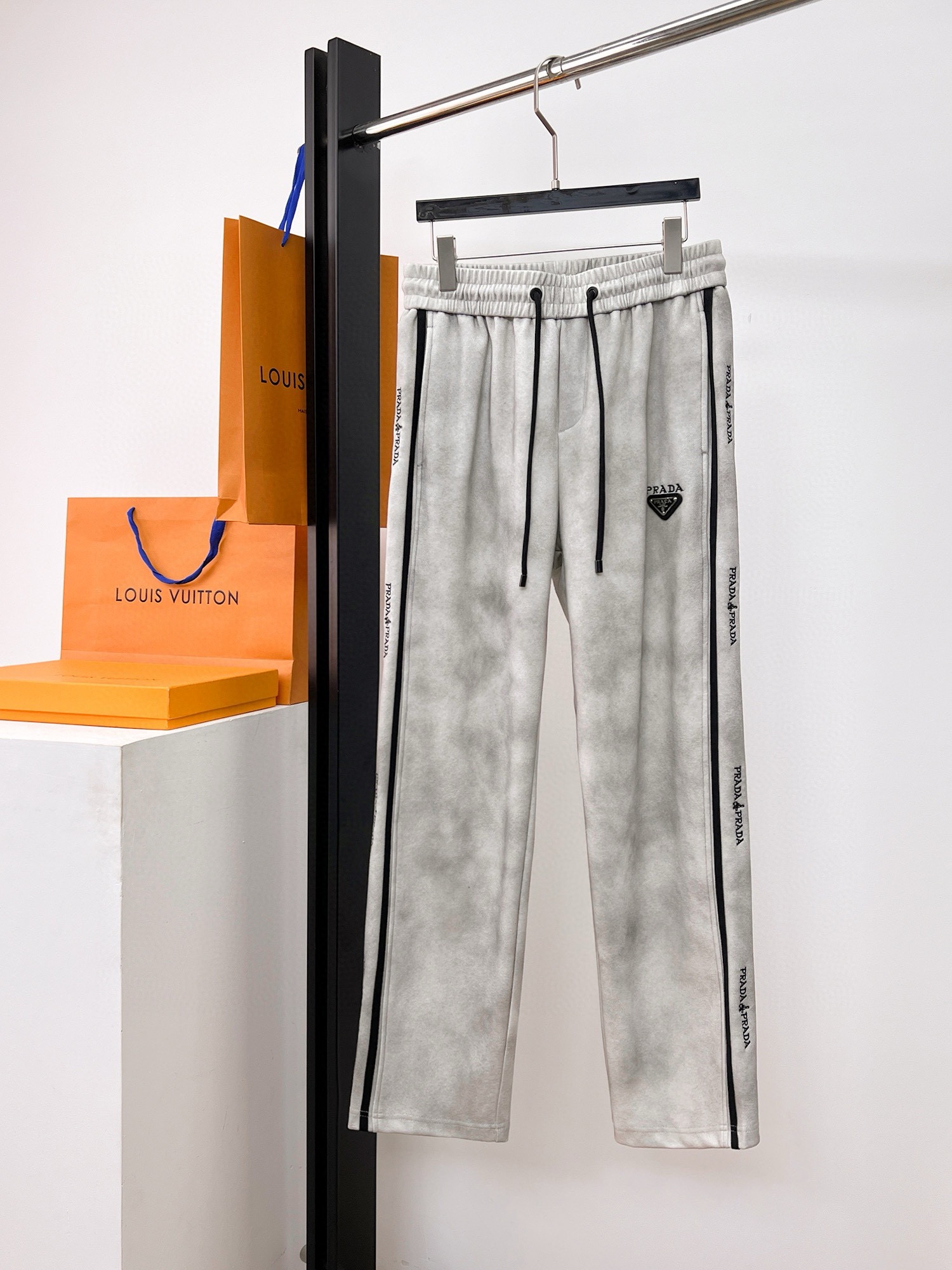 NO:502270,Prada 2025 spring new casual pants!  The official website is released simultaneously. The brand's classic LOGO casual pants, customized fabric, excellent comfort, strong hand touch. Extremely recognizable, perfect quality craftsmanship. Size M-3XL, prada, alexander wang19860909普拉达 2025春季新款休闲裤！官网同步发售.品牌经典LOGO休闲裤 ,定制面料,舒适度极好,手触感强烈.辨识度极高,完美品相工艺. 尺码M-3XL,,prada,alexander wang,Men's clothing