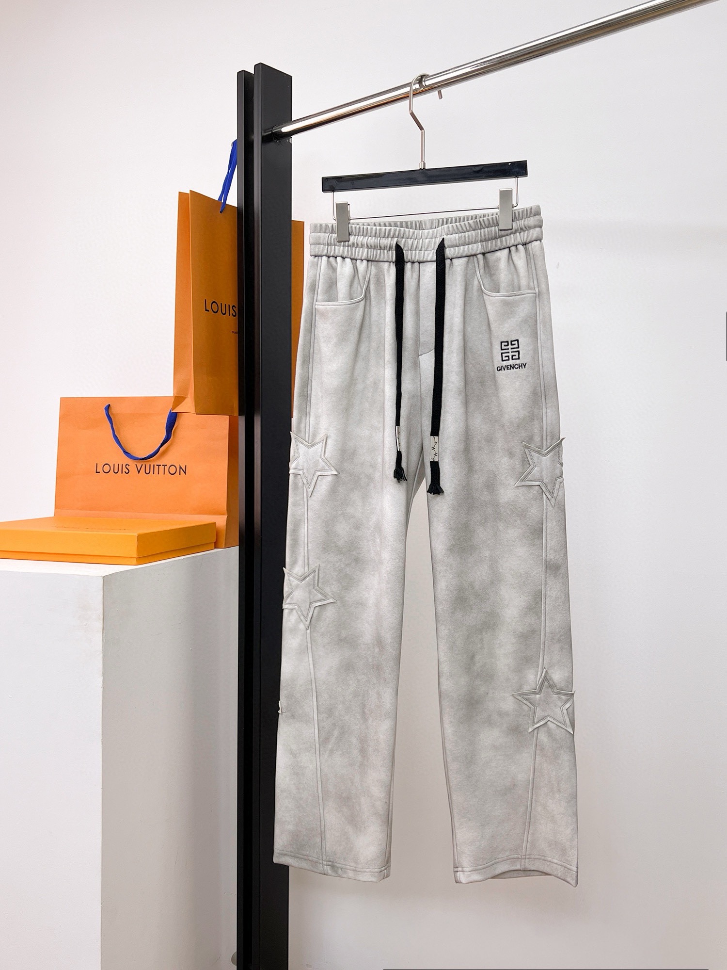 NO:502274,Givenchy Spring 2025 new casual pants!  The official website is released simultaneously. The brand's classic LOGO casual pants, customized fabric, excellent comfort and strong hand touch. Very high recognition and perfect quality craftsmanship. Size M-3XL, given, alexander wang19860909纪梵希 2025春季新款休闲裤！官网同步发售.品牌经典LOGO休闲裤 ,定制面料,舒适度极好,手触感强烈.辨识度极高,完美品相工艺. 尺码M-3XL,,givenchy,alexander wang,Men's clothing