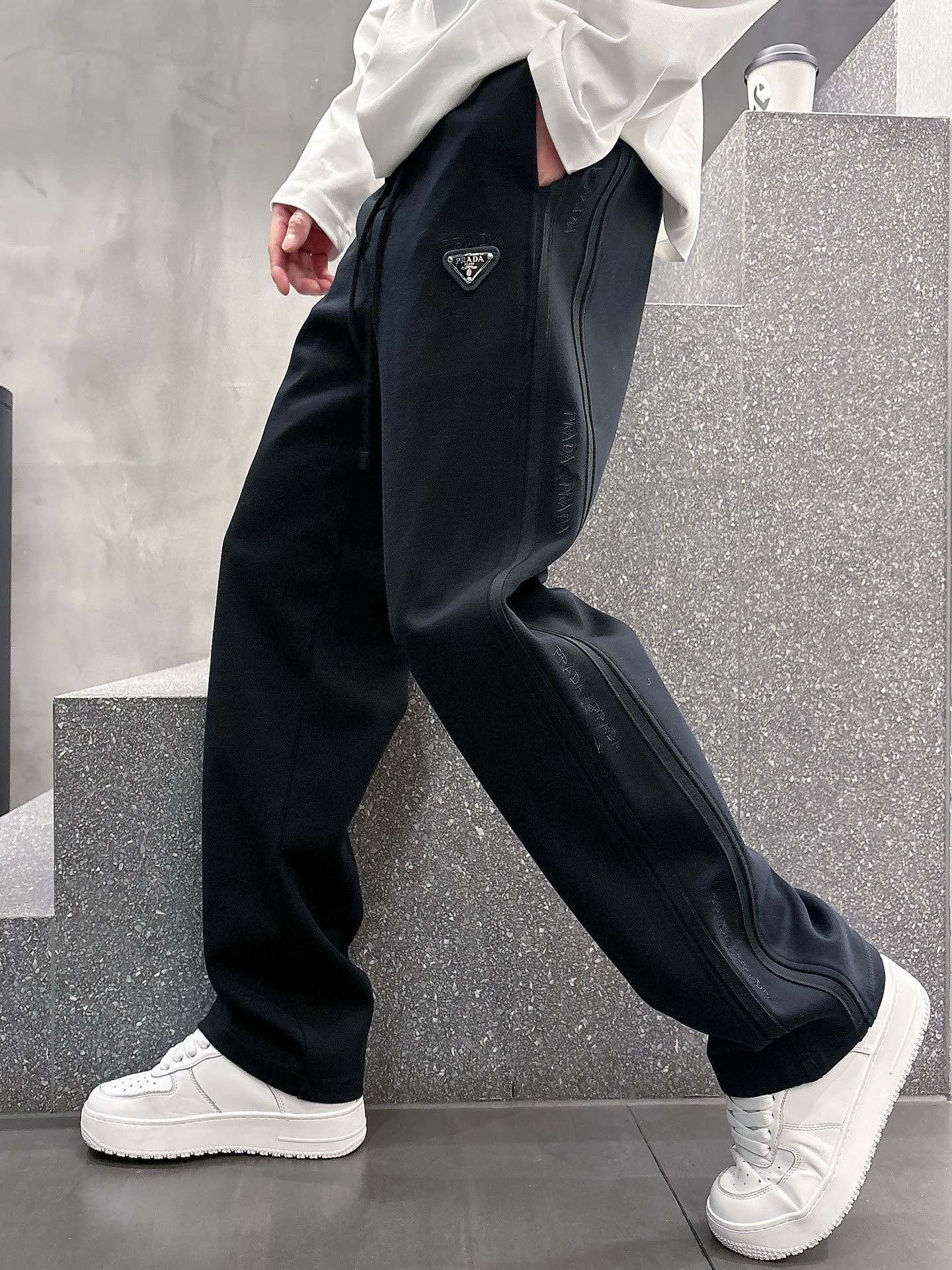 NO:119490,Prada's new spring 2025 casual pants!  The official website is released simultaneously. The brand's classic LOGO casual pants, customized fabric, excellent comfort, strong hand touch. Extremely recognizable, perfect quality craftsmanship. Size M-3XL, prada, alexander wang19860909普拉达2025春季新款休闲裤！官网同步发售.品牌经典LOGO休闲裤 ,定制面料,舒适度极好,手触感强烈.辨识度极高,完美品相工艺. 尺码M-3XL,,prada,alexander wang,Men's clothing