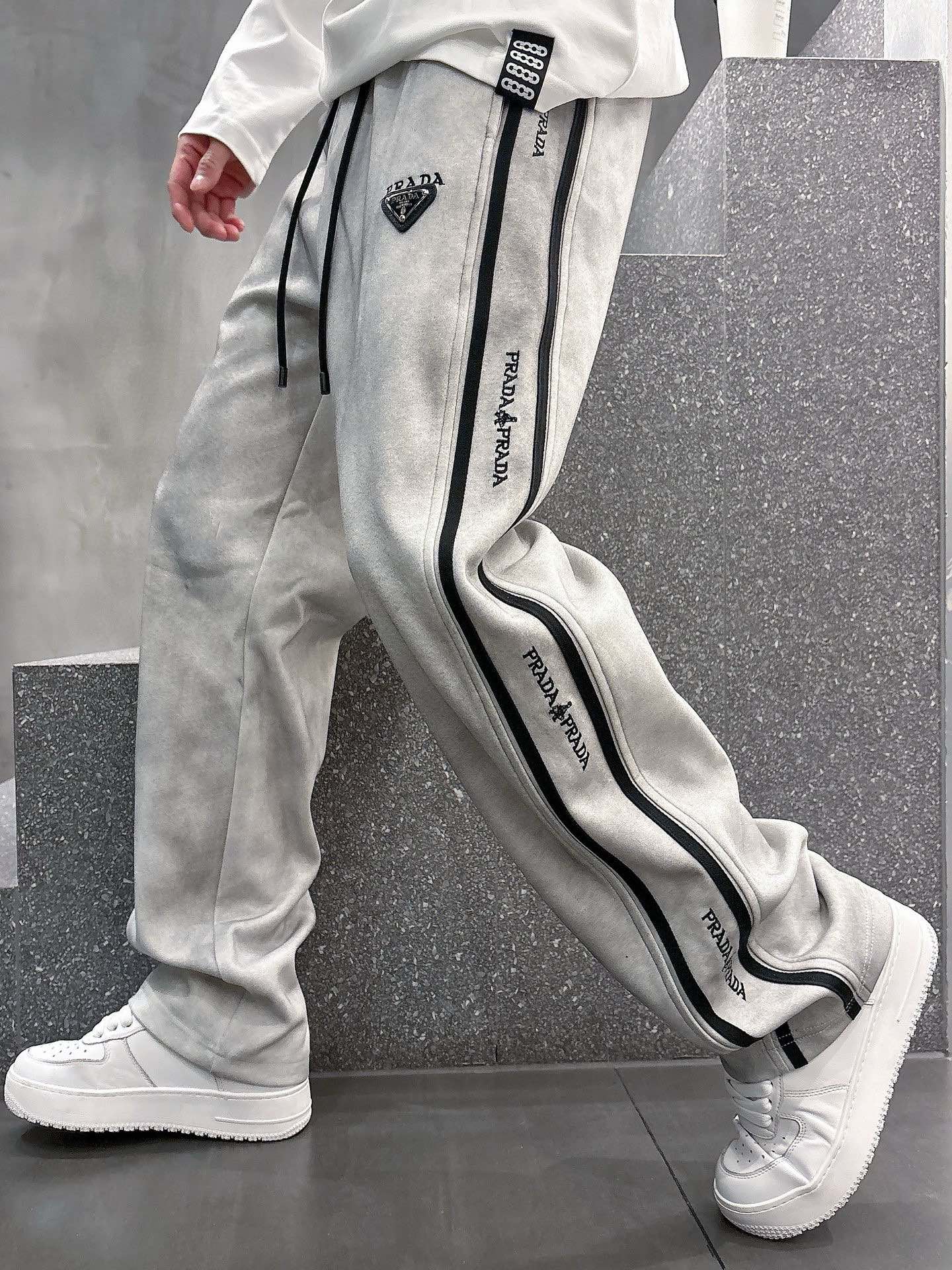 NO:119493,Prada 2025 spring new casual pants!  The official website is released simultaneously. The brand's classic LOGO casual pants, customized fabric, excellent comfort, strong hand touch. Extremely recognizable, perfect quality craftsmanship. Size M-3XL, prada, alexander wang19860909普拉达 2025春季新款休闲裤！官网同步发售.品牌经典LOGO休闲裤 ,定制面料,舒适度极好,手触感强烈.辨识度极高,完美品相工艺. 尺码M-3XL,,prada,alexander wang,Men's clothing