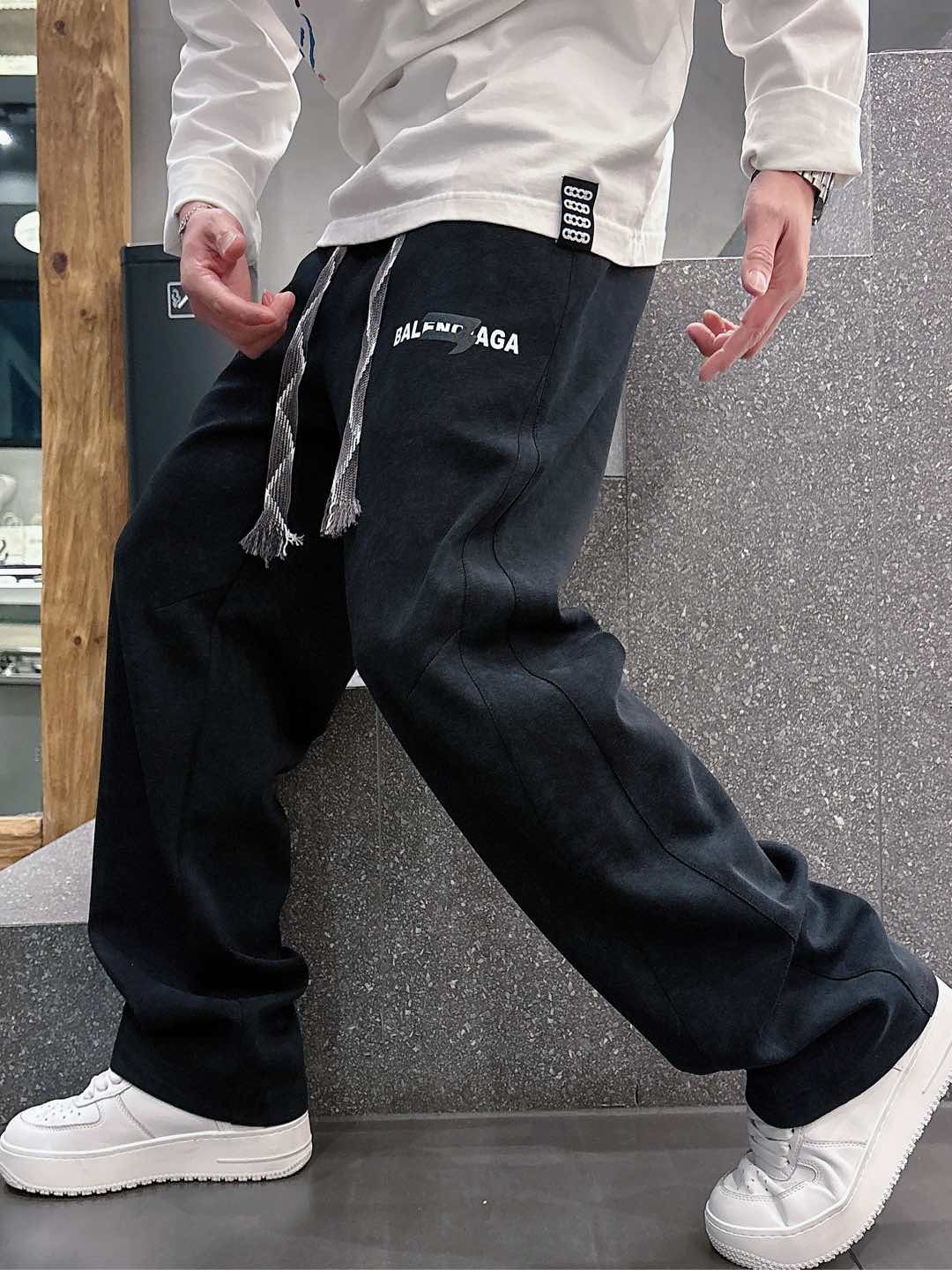 NO:119497,Balenciaga spring 2025 new casual pants!  The official website is released simultaneously. The brand's classic LOGO casual pants, customized fabric, excellent comfort, strong hand touch. Extremely recognizable, perfect quality craftsmanship. Size M-3XL, balenciaga, alexander wang19860909巴黎世家2025春季新款休闲裤！官网同步发售.品牌经典LOGO休闲裤 ,定制面料,舒适度极好,手触感强烈.辨识度极高,完美品相工艺. 尺码M-3XL,,balenciaga,alexander wang,Men's clothing