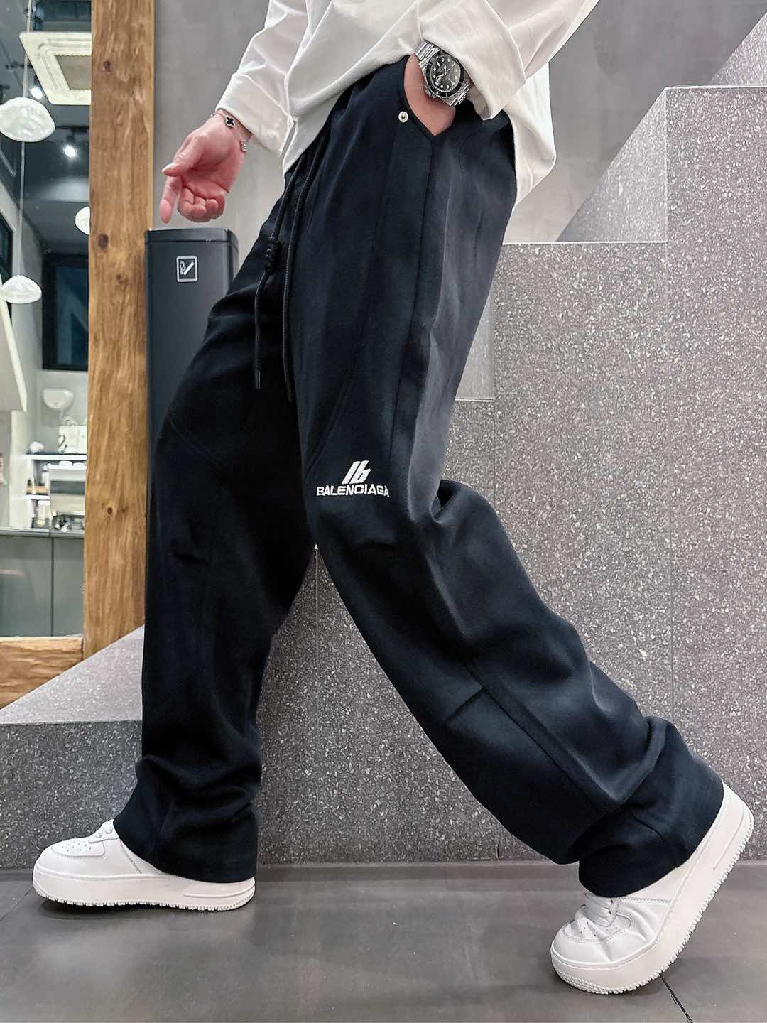 NO:119472,Balenciaga spring 2025 new casual pants!  The official website is released simultaneously. The brand's classic LOGO casual pants, customized fabric, excellent comfort, strong hand touch. Extremely recognizable, perfect quality craftsmanship. Size M-3XL, balenciaga, alexander wang19860909巴黎世家2025春季新款休闲裤！官网同步发售.品牌经典LOGO休闲裤 ,定制面料,舒适度极好,手触感强烈.辨识度极高,完美品相工艺. 尺码M-3XL,,balenciaga,alexander wang,Men's clothing