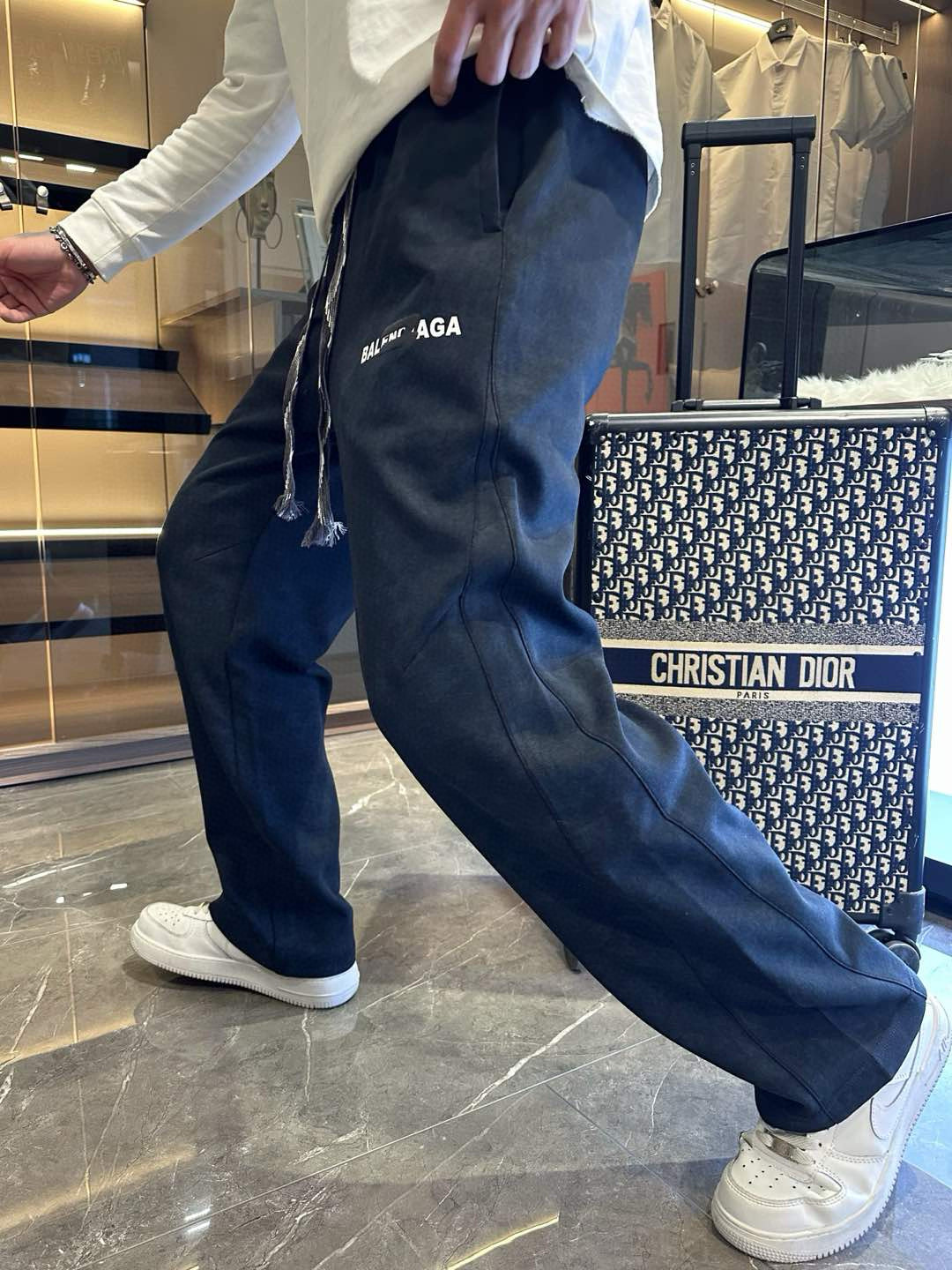 NO:516056,Balenciaga Spring 2025 new casual pants!  The official website is released simultaneously. The brand's classic LOGO casual pants, customized fabric, excellent comfort, strong hand touch. Extremely recognizable, perfect quality craftsmanship. Size M-3XL, balenciaga, alexander wang19860909巴黎世家 2025春季新款休闲裤！官网同步发售.品牌经典LOGO休闲裤 ,定制面料,舒适度极好,手触感强烈.辨识度极高,完美品相工艺. 尺码M-3XL,,balenciaga,alexander wang,Men's clothing