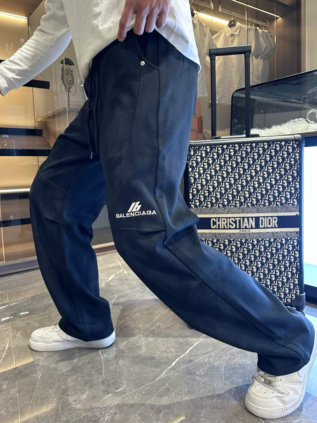 NO:516041,Balenciaga Spring 2025 new casual pants!  The official website is released simultaneously. The brand's classic LOGO casual pants, customized fabric, excellent comfort, strong hand touch. Extremely recognizable, perfect quality craftsmanship. Size M-3XL, balenciaga, alexander wang19860909巴黎世家 2025春季新款休闲裤！官网同步发售.品牌经典LOGO休闲裤 ,定制面料,舒适度极好,手触感强烈.辨识度极高,完美品相工艺. 尺码M-3XL,,balenciaga,alexander wang,Men's clothing