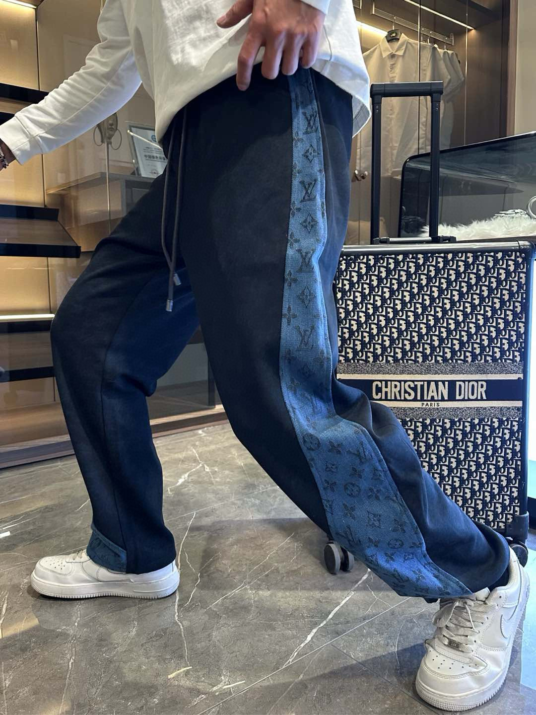 NO:516035,LV 2025 spring new casual pants!  The official website is released simultaneously. The brand's classic LOGO casual pants, customized fabric, excellent comfort, strong hand touch. Extremely recognizable, perfect quality craftsmanship. Size M-3XL,,louis vuitton,alexander wang19860909LV 2025春季新款休闲裤！官网同步发售.品牌经典LOGO休闲裤 ,定制面料,舒适度极好,手触感强烈.辨识度极高,完美品相工艺. 尺码M-3XL,,louis vuitton,alexander wang,Men's clothing