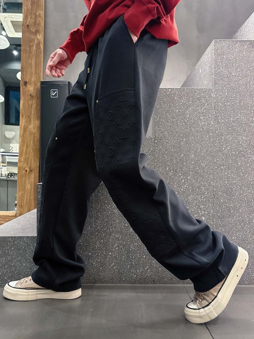 NO:119514,LV2025 spring new casual pants!  The official website is released simultaneously. The brand's classic LOGO casual pants, customized fabric, excellent comfort, strong hand touch. Extremely recognizable, perfect quality craftsmanship. Size M-3XL,,louis vuitton,alexander wang19860909LV2025春季新款休闲裤！官网同步发售.品牌经典LOGO休闲裤 ,定制面料,舒适度极好,手触感强烈.辨识度极高,完美品相工艺. 尺码M-3XL,,louis vuitton,alexander wang,Men's clothing