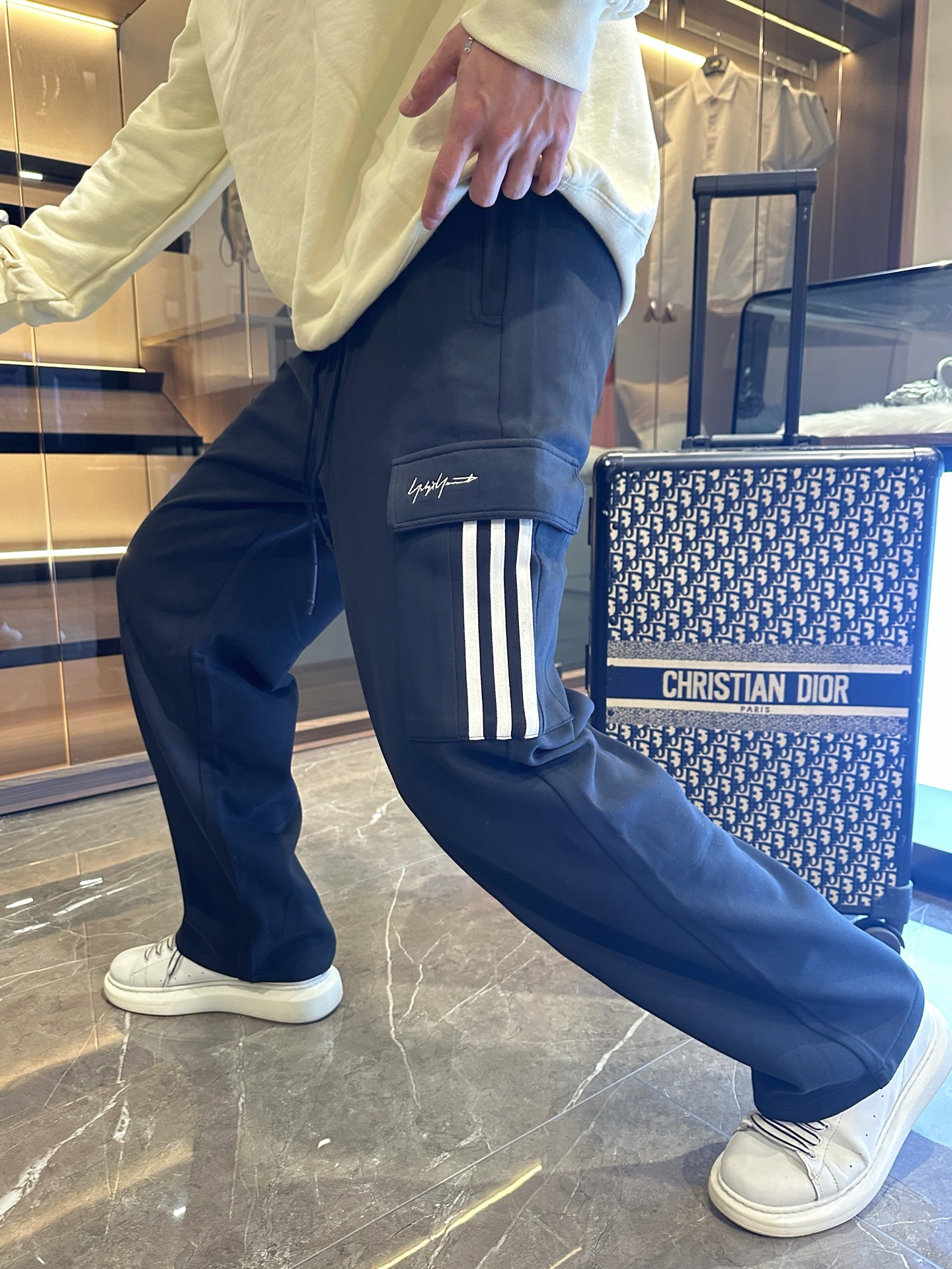 NO:516057,Y32025 spring new casual pants!  The official website is released simultaneously. The brand's classic LOGO casual pants, customized fabric, excellent comfort, strong hand touch. Extremely recognizable, perfect quality craftsmanship. Size M-3XL, alexander wang19860909Y32025春季新款休闲裤！官网同步发售.品牌经典LOGO休闲裤 ,定制面料,舒适度极好,手触感强烈.辨识度极高,完美品相工艺. 尺码M-3XL,,alexander wang,Men's clothing