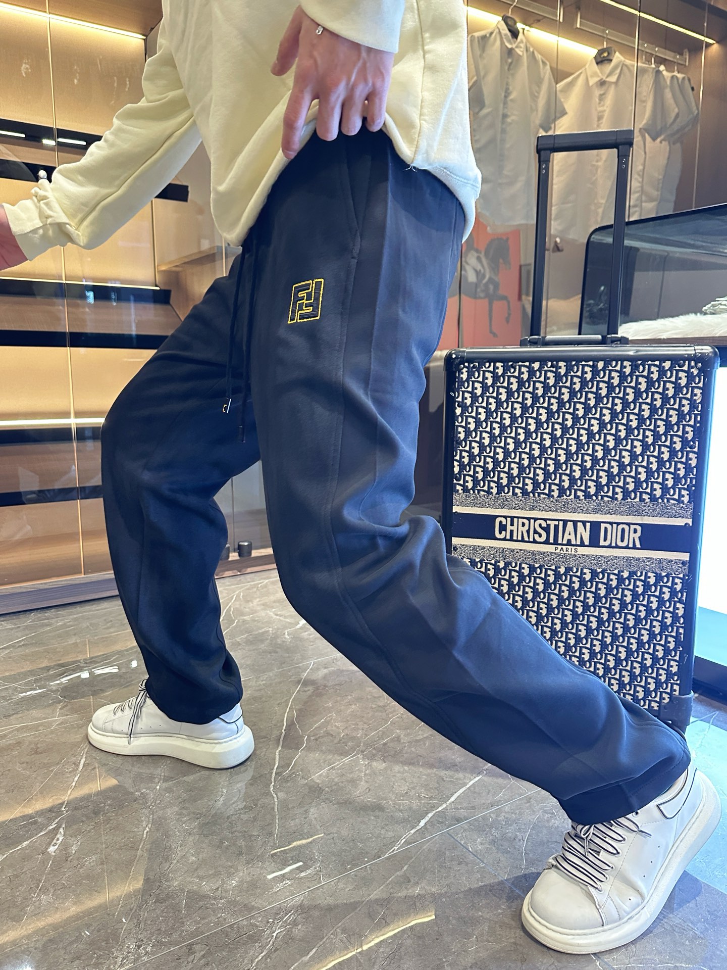 NO:516040,Fendi Spring 2025 new casual pants!  The official website is released simultaneously. The brand's classic LOGO casual pants, customized fabric, excellent comfort, strong hand touch. Extremely recognizable, perfect quality craftsmanship. Size M-3XL, fendi, alexander wang19860909芬迪 2025春季新款休闲裤！官网同步发售.品牌经典LOGO休闲裤 ,定制面料,舒适度极好,手触感强烈.辨识度极高,完美品相工艺. 尺码M-3XL,,fendi,alexander wang,Men's clothing