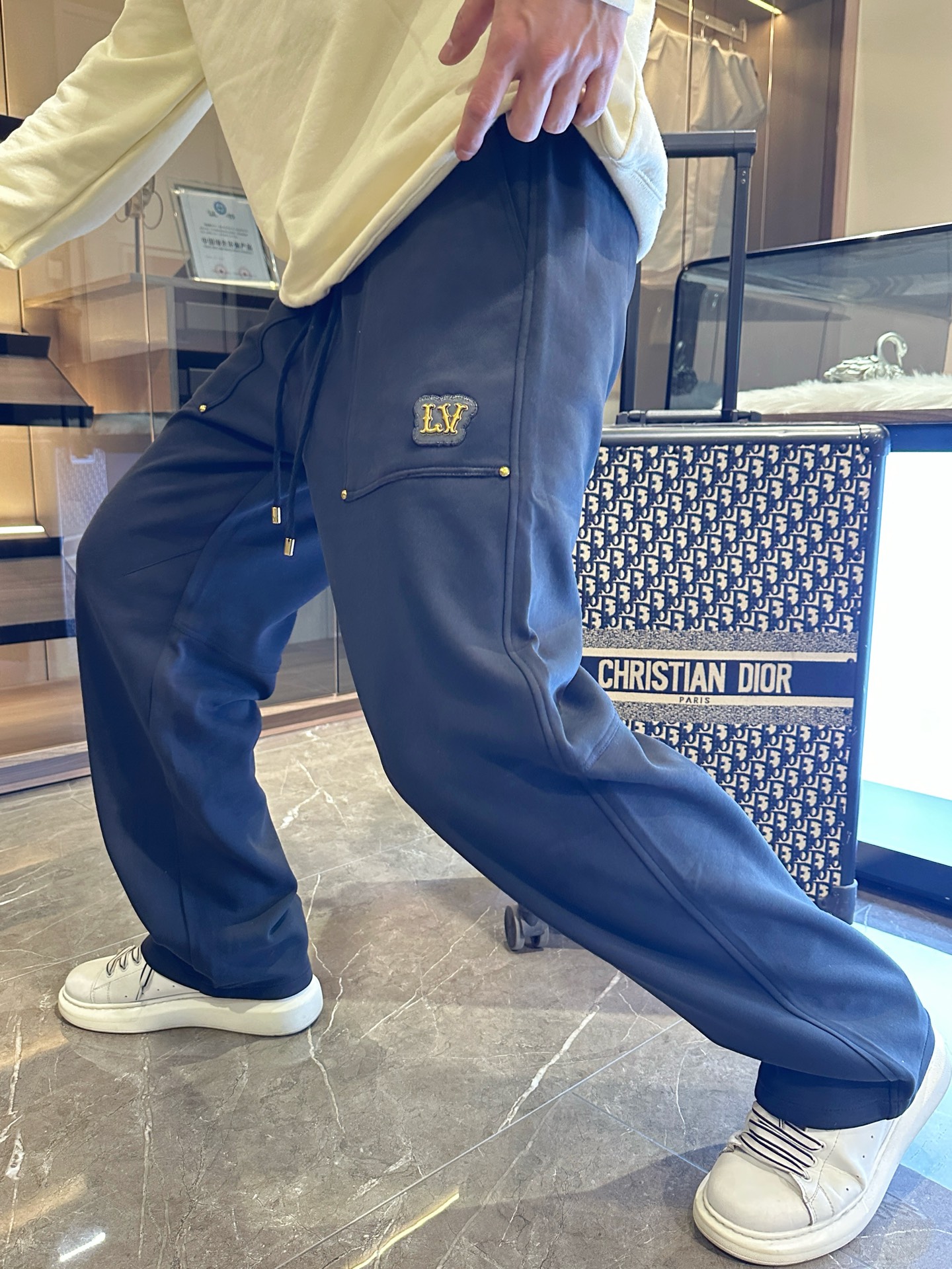 NO:516046,LV 2025 spring new casual pants!  The official website is released simultaneously. The brand's classic LOGO casual pants, customized fabric, excellent comfort, strong hand touch. Extremely recognizable, perfect quality craftsmanship. Size M-3XL,,louis vuitton,alexander wang19860909LV 2025春季新款休闲裤！官网同步发售.品牌经典LOGO休闲裤 ,定制面料,舒适度极好,手触感强烈.辨识度极高,完美品相工艺. 尺码M-3XL,,louis vuitton,alexander wang,Men's clothing