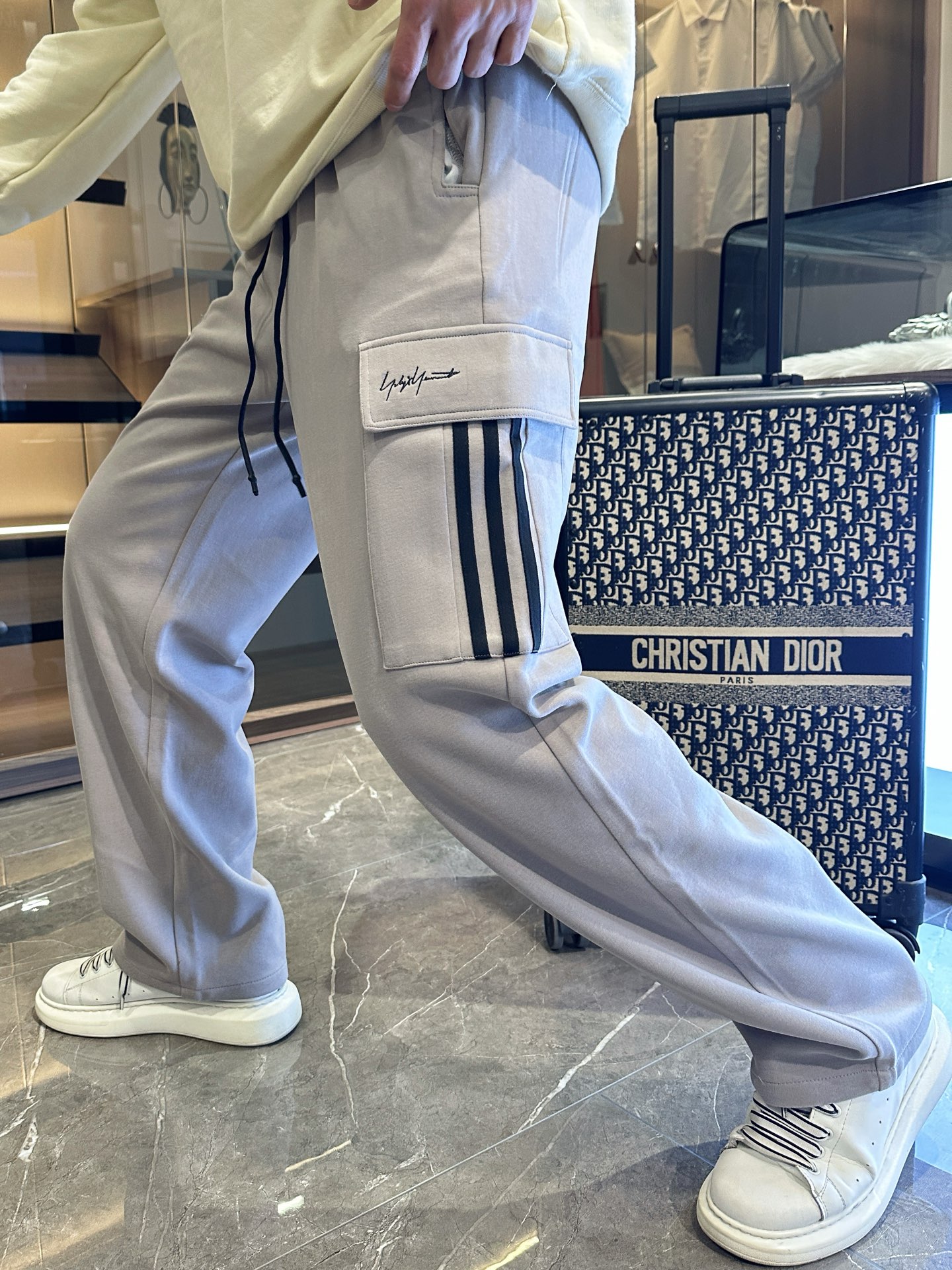 NO:516052,Y3 new spring 2025 casual pants!  The official website is released simultaneously. The brand's classic LOGO casual pants, customized fabric, excellent comfort, strong hand touch. Extremely recognizable, perfect quality craftsmanship. Size M-3XL, alexander wang19860909Y3 2025春季新款休闲裤！官网同步发售.品牌经典LOGO休闲裤 ,定制面料,舒适度极好,手触感强烈.辨识度极高,完美品相工艺. 尺码M-3XL,,alexander wang,Men's clothing