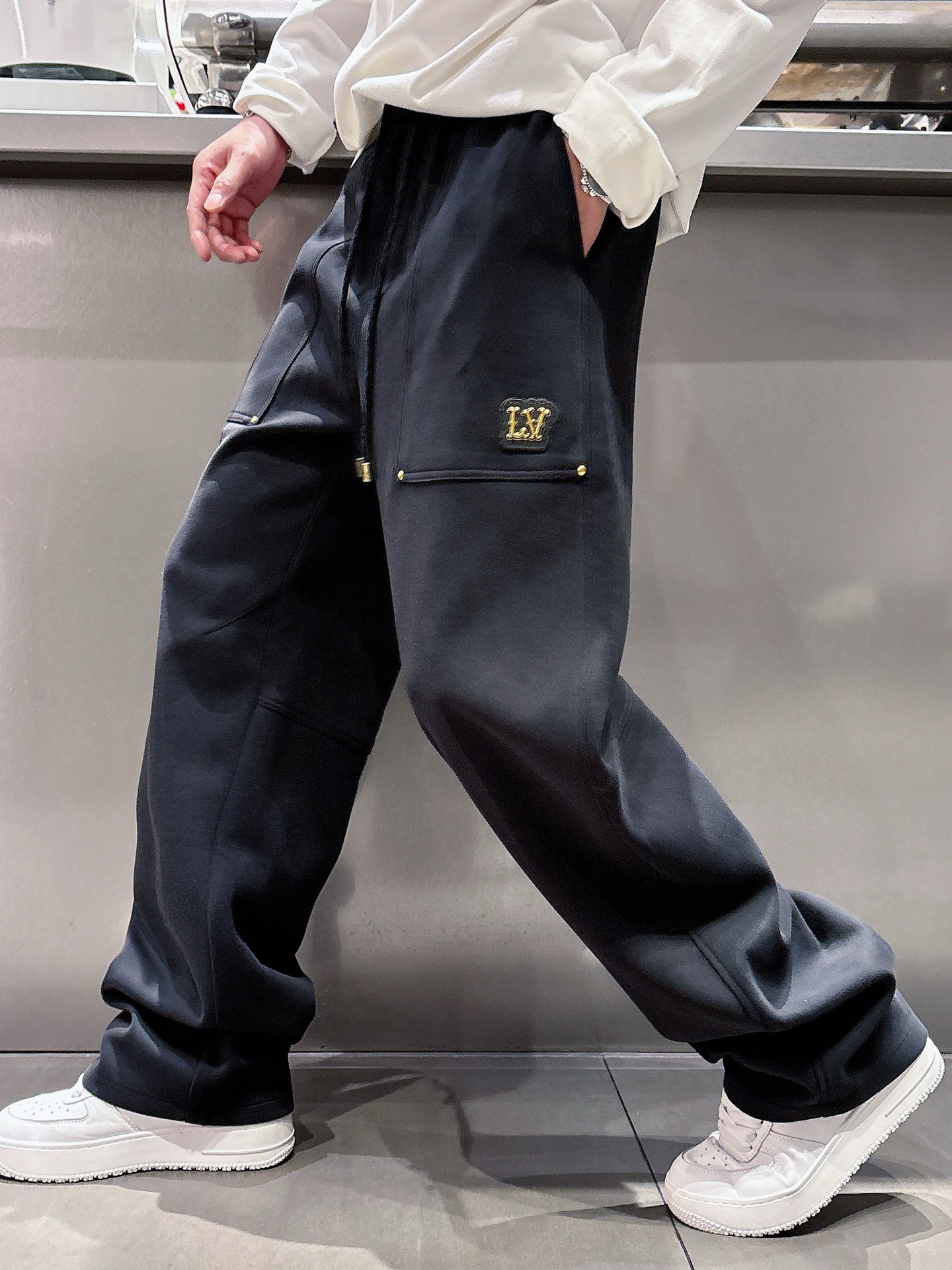 NO:119479,LV2025 spring new casual pants!  The official website is released simultaneously. The brand's classic LOGO casual pants, customized fabric, excellent comfort, strong hand touch. Extremely recognizable, perfect quality craftsmanship. Size M-3XL,,louis vuitton,alexander wang19860909LV2025春季新款休闲裤！官网同步发售.品牌经典LOGO休闲裤 ,定制面料,舒适度极好,手触感强烈.辨识度极高,完美品相工艺. 尺码M-3XL,,louis vuitton,alexander wang,Men's clothing