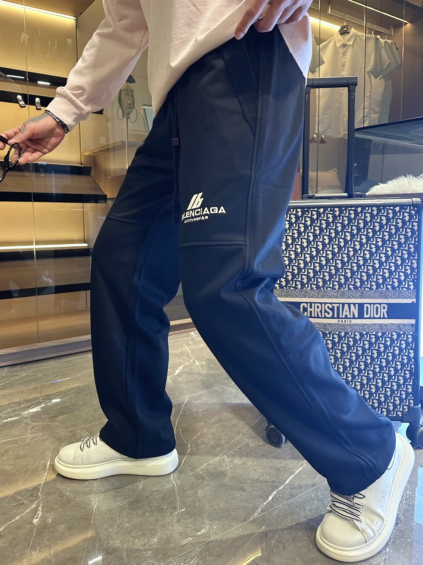 NO:516066,Balenciaga Spring 2025 new casual pants!  The official website is released simultaneously. The brand's classic LOGO casual pants, customized fabric, excellent comfort, strong hand touch. Extremely recognizable, perfect quality craftsmanship. Size M-3XL, balenciaga, alexander wang19860909巴黎世家 2025春季新款休闲裤！官网同步发售.品牌经典LOGO休闲裤 ,定制面料,舒适度极好,手触感强烈.辨识度极高,完美品相工艺. 尺码M-3XL,,balenciaga,alexander wang,Men's clothing