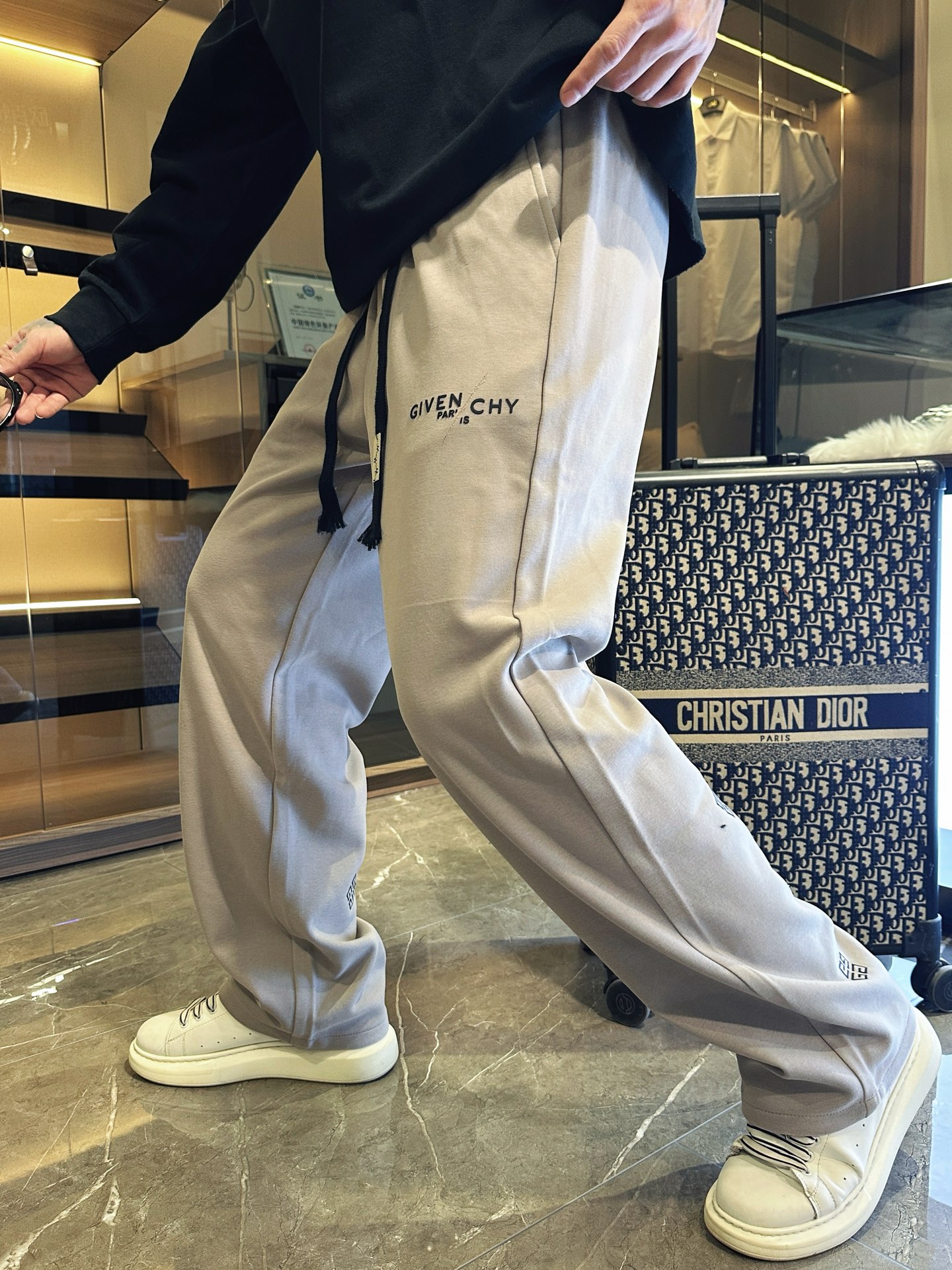 NO:516028,Givenchy Spring 2025 new casual pants!  The official website is released simultaneously. The brand's classic LOGO casual pants, customized fabric, excellent comfort and strong hand touch. Very high recognition and perfect quality craftsmanship. Size M-3XL, given, alexander wang19860909纪梵希 2025春季新款休闲裤！官网同步发售.品牌经典LOGO休闲裤 ,定制面料,舒适度极好,手触感强烈.辨识度极高,完美品相工艺. 尺码M-3XL,,givenchy,alexander wang,Men's clothing