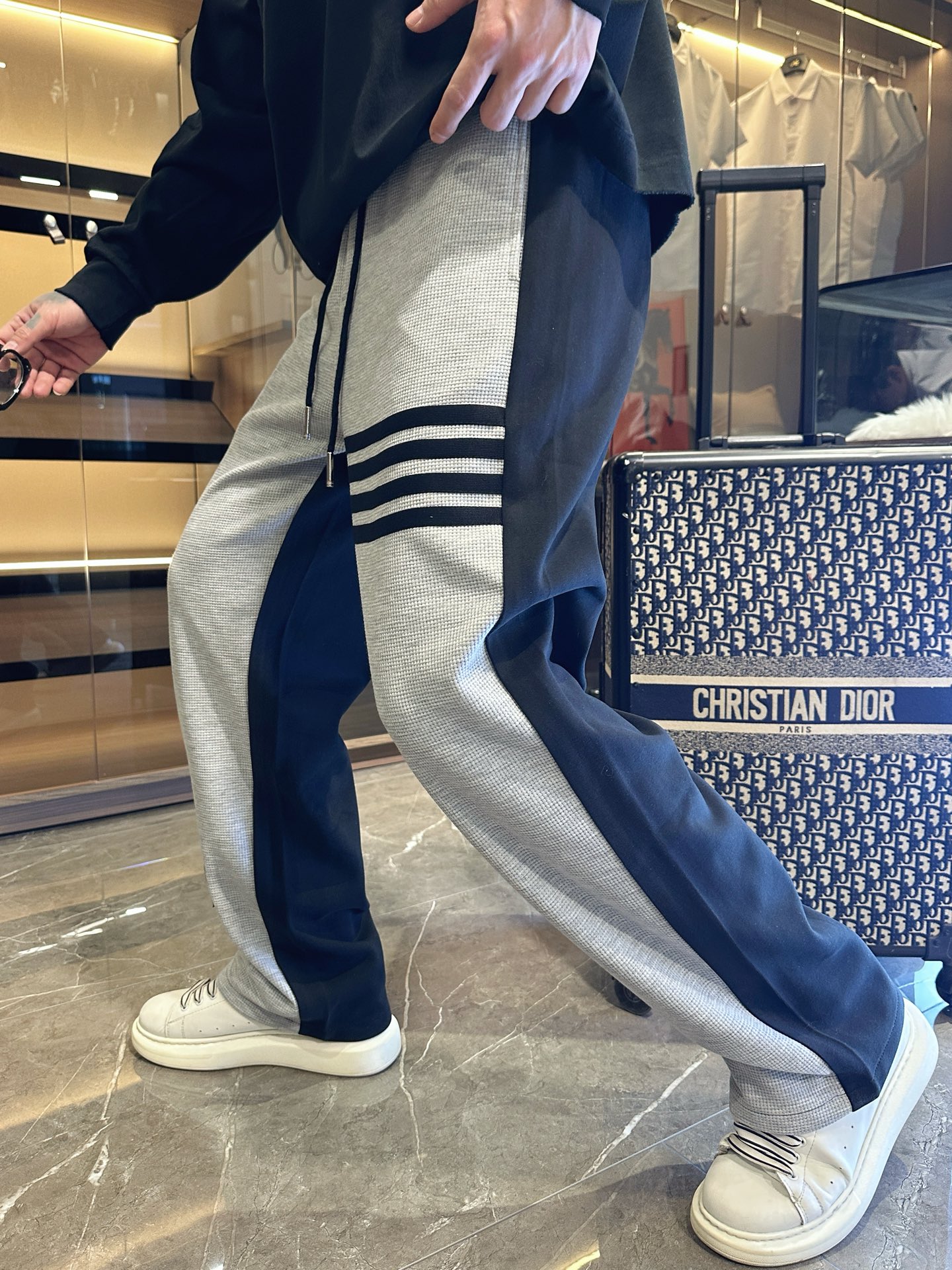 NO:516034,TB 2025 spring new casual pants!  The official website is released simultaneously. The brand's classic LOGO casual pants, customized fabric, excellent comfort, strong hand touch. Extremely recognizable, perfect quality craftsmanship. Size M-3XL, alexander wang19860909TB 2025春季新款休闲裤！官网同步发售.品牌经典LOGO休闲裤 ,定制面料,舒适度极好,手触感强烈.辨识度极高,完美品相工艺. 尺码M-3XL,,alexander wang,Men's clothing