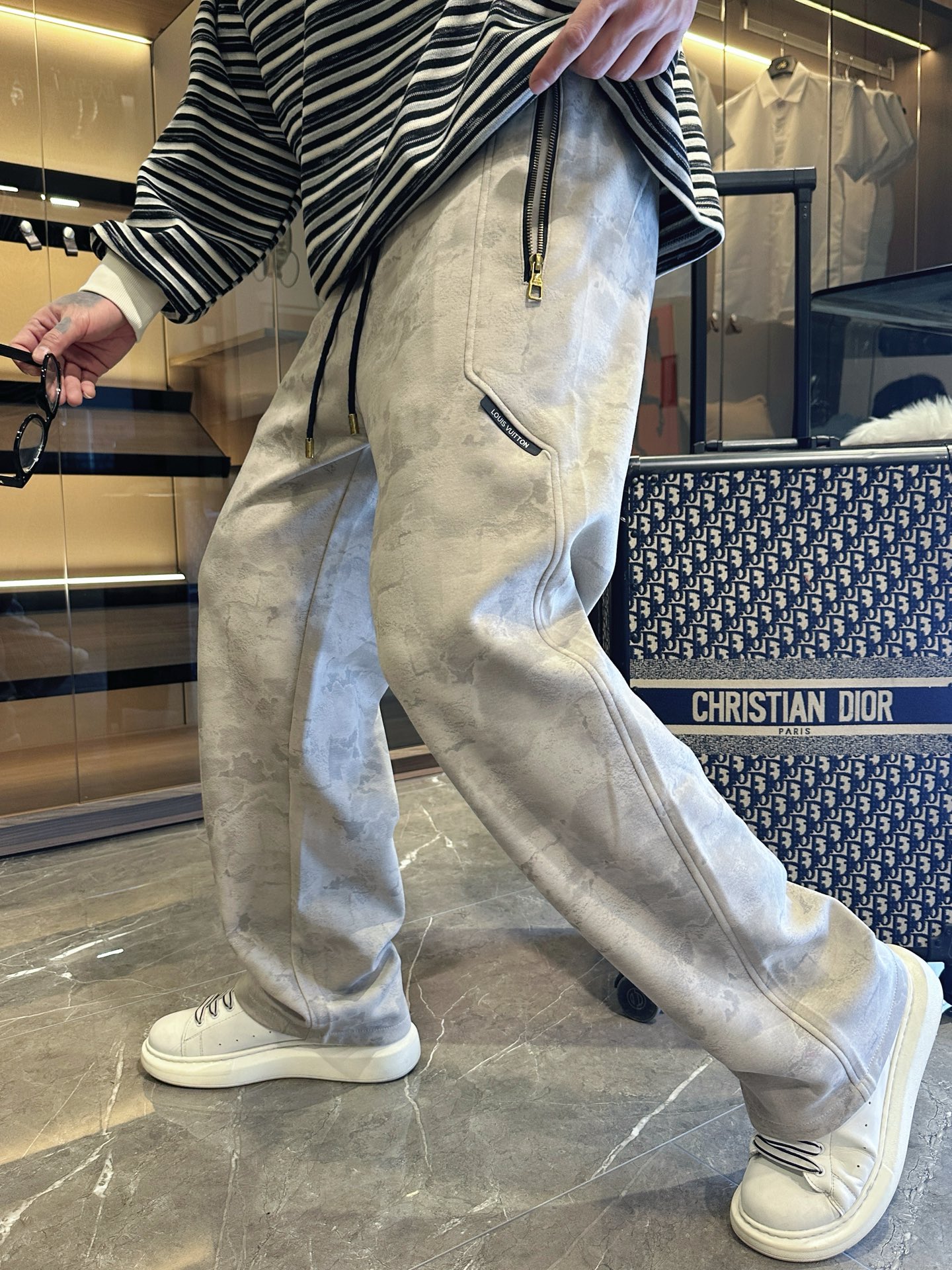 NO:516022,LV 2025 spring new casual pants!  The official website is released simultaneously. The brand's classic LOGO casual pants, customized fabric, excellent comfort, strong hand touch. Extremely recognizable, perfect quality craftsmanship. Size M-3XL,,louis vuitton,alexander wang19860909LV 2025春季新款休闲裤！官网同步发售.品牌经典LOGO休闲裤 ,定制面料,舒适度极好,手触感强烈.辨识度极高,完美品相工艺. 尺码M-3XL,,louis vuitton,alexander wang,Men's clothing