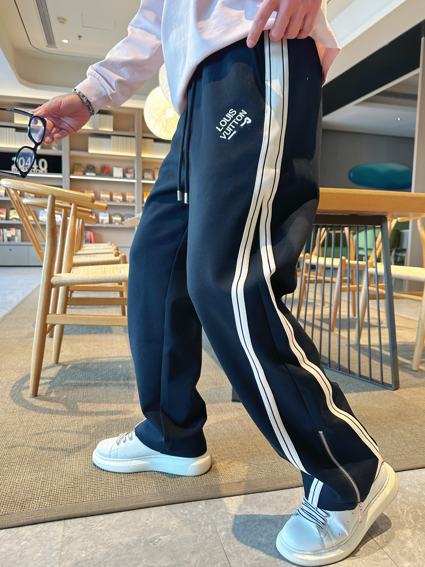 NO:609740,LV top products 2025 autumn and winter new casual pants!  On sale simultaneously on the official website. The brand's classic LOGO casual pants, customized fabrics, extremely comfortable, strong touch. Highly recognizable, perfect appearance and craftsmanship. Sizes M-3XL, louis vuitton, alexander wang19860909LV 顶级货品 2025秋冬新款休闲裤！官网同步发售.品牌经典LOGO休闲裤 ,定制面料,舒适度极好,手触感强烈.辨识度极高,完美品相工艺. 尺码M-3XL,,louis vuitton,alexander wang,Men's clothing