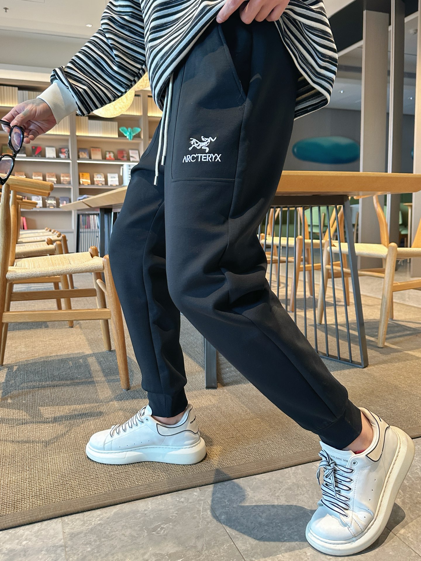 NO:609619,Arc'teryx top product 2025 autumn and winter new casual pants!  On sale simultaneously on the official website. Brand classic LOGO casual pants, customized fabrics, extremely comfortable, strong touch. Highly recognizable, perfect appearance and craftsmanship. Size M-3XL, arc'teryx, alexander wang19860909始祖鸟 顶级货品 2025秋冬新款休闲裤！官网同步发售.品牌经典LOGO休闲裤 ,定制面料,舒适度极好,手触感强烈.辨识度极高,完美品相工艺. 尺码M-3XL,arc'teryx,alexander wang,Men's clothing