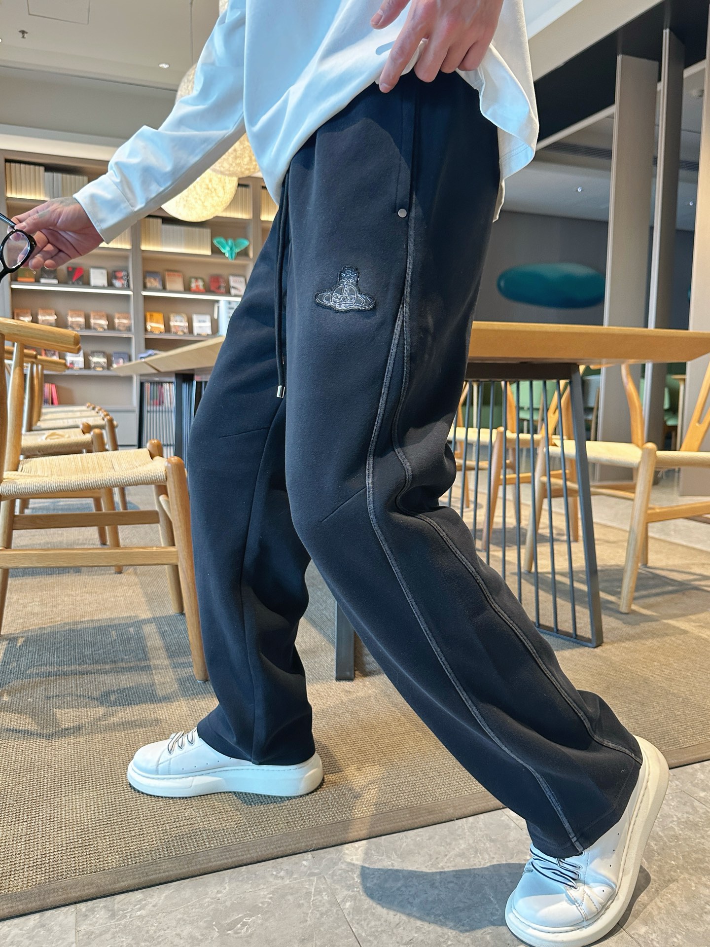 NO:609591,Queen Mother West's top products 2025 autumn and winter new casual pants!  On sale simultaneously on the official website. Brand classic LOGO casual pants, customized fabrics, excellent comfort, strong touch. Highly recognizable, perfect appearance and craftsmanship. Sizes M-3XL,, alexander wang19860909西太后 顶级货品 2025秋冬新款休闲裤！官网同步发售.品牌经典LOGO休闲裤 ,定制面料,舒适度极好,手触感强烈.辨识度极高,完美品相工艺. 尺码M-3XL,,alexander wang,Men's clothing